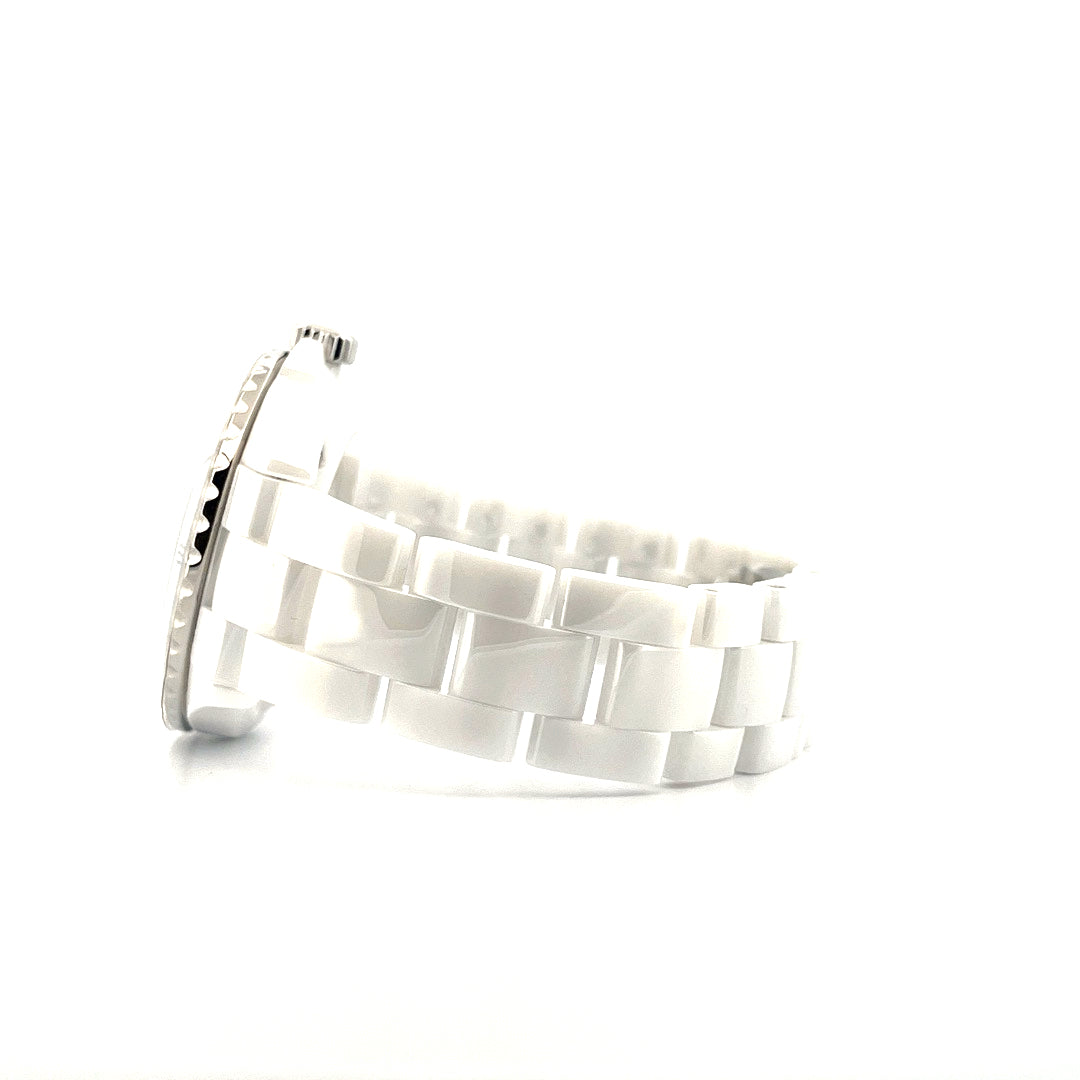Chanel J12 38mm Keramik Automatik mit stilvollem weißem Gliederarmband in Seitenansicht