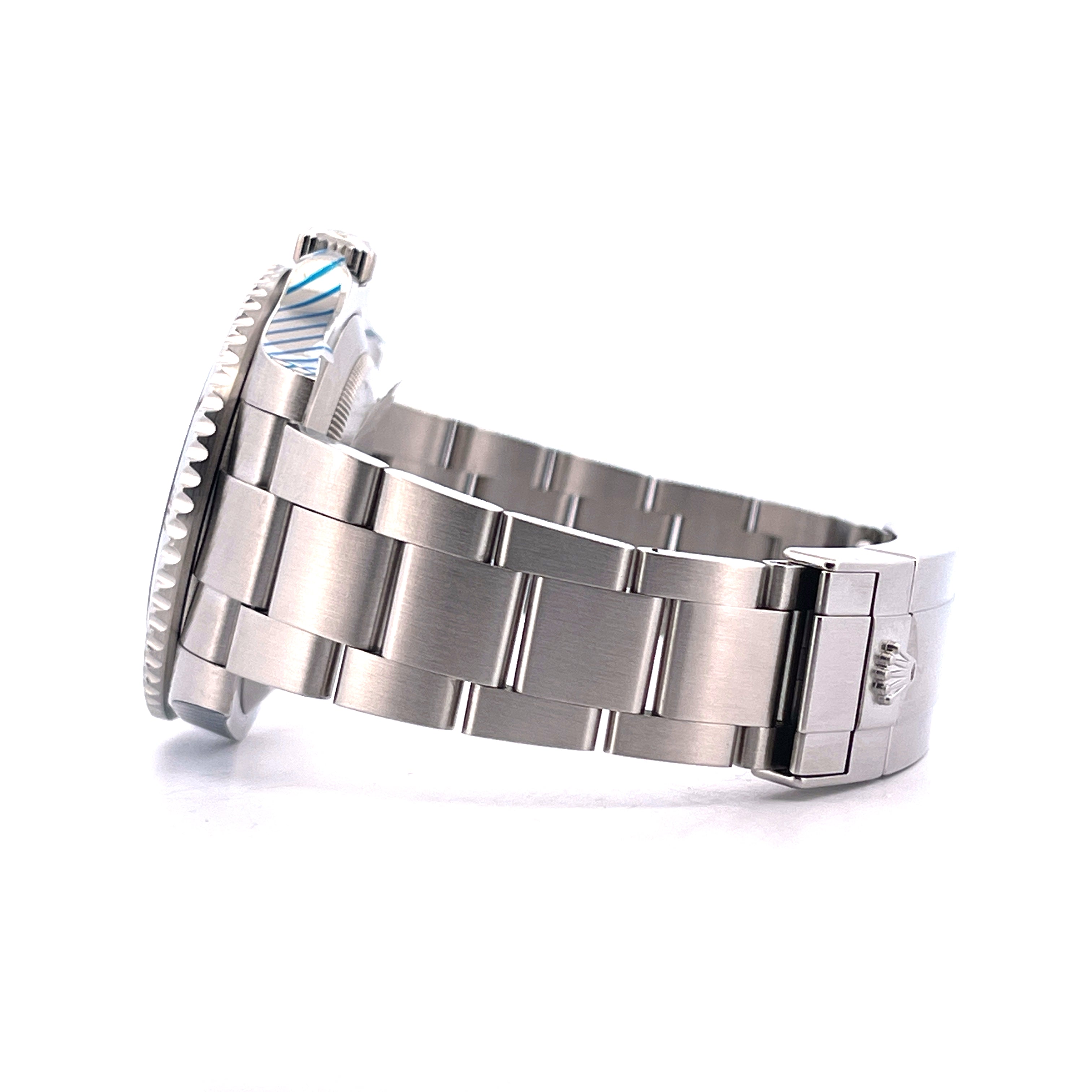 Rolex Submariner Date Hulk 2015 Stahlgehäuse mit Armband und Schließe im Seitenprofil auf weißem Hintergrund