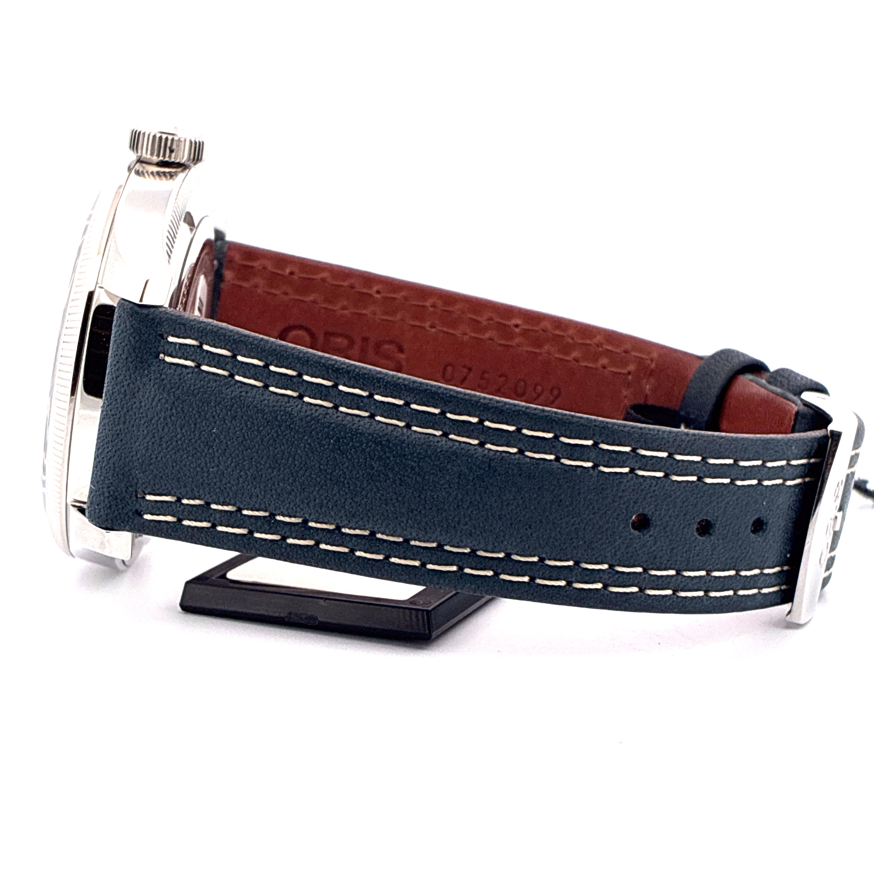 Seitenansicht einer Oris Big Crown Hank Aaron Limited Edition mit blauem Lederband