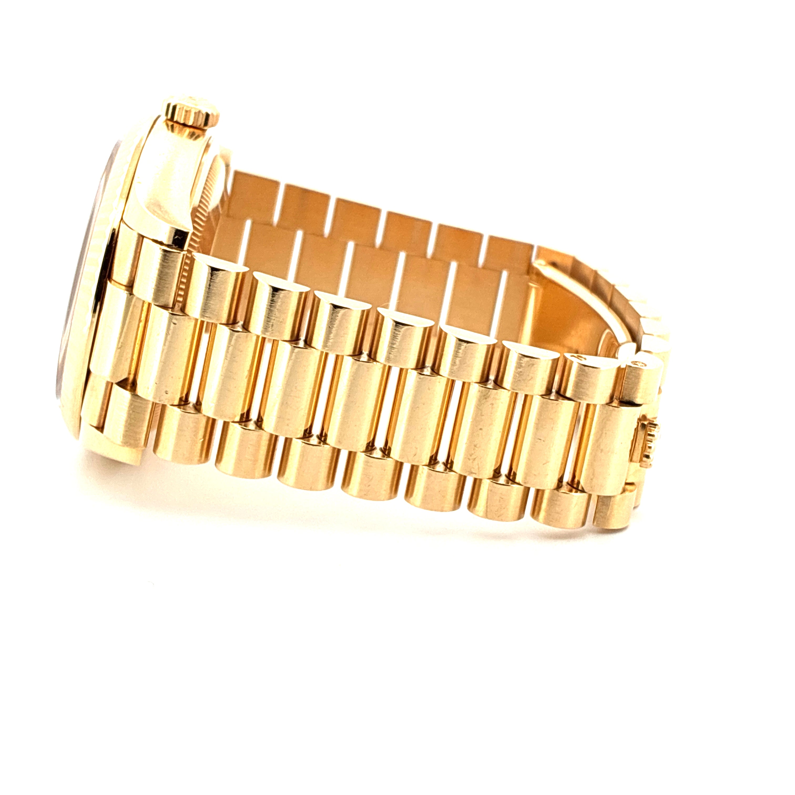 Rolex Day-Date 36 Gelbgold Automatik von der Seite mit Präsidentenarmband auf weißem Hintergrund