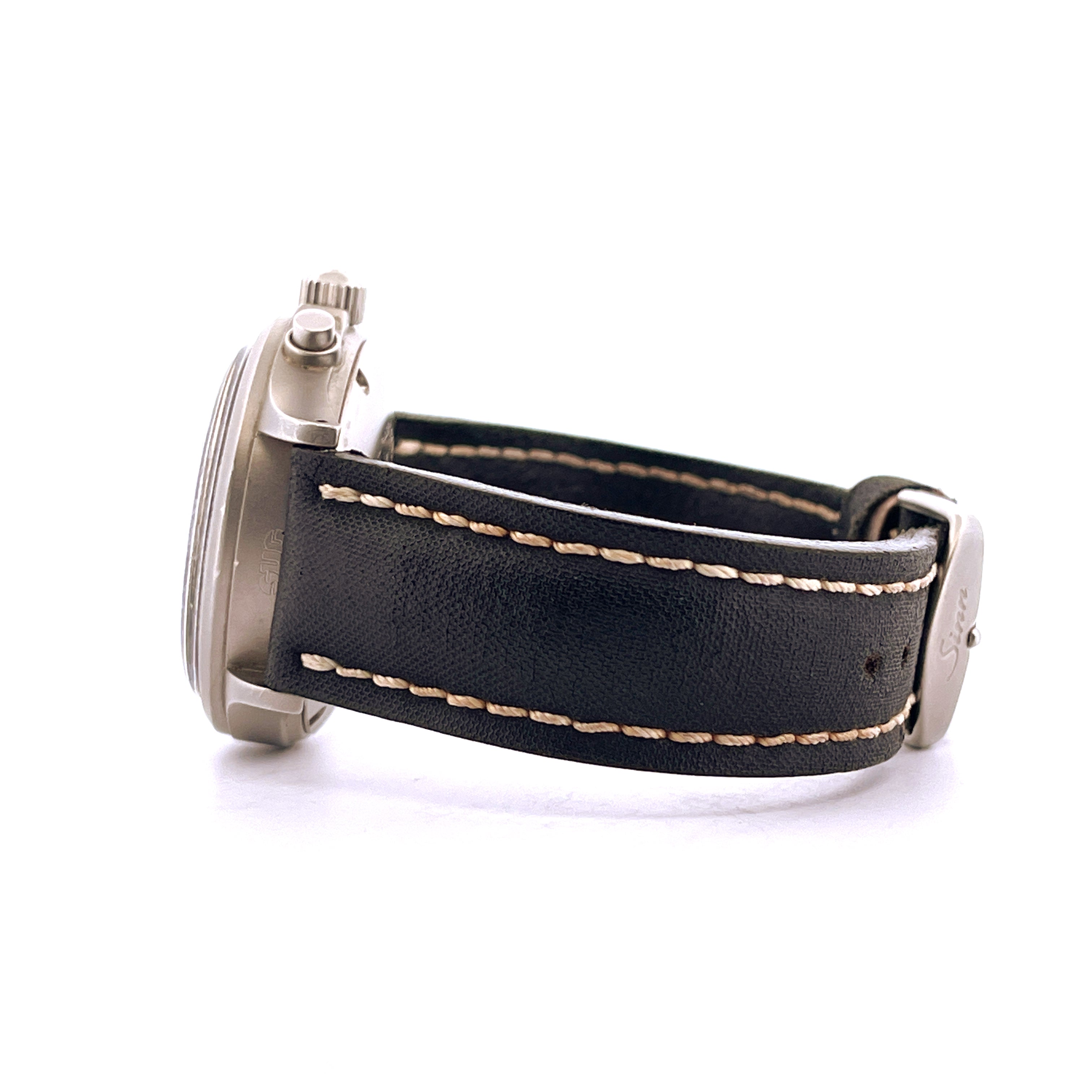 Sinn Flieger 356 Day Date Seitenansicht mit schwarzem Lederarmband und Kontrastnähten