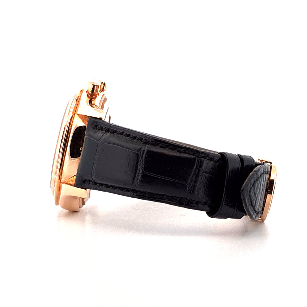 Seitenansicht einer Patek Philippe Jahreskalender 5961R-010 Roségold Uhr mit schwarzem Lederarmband auf weißem Hintergrund