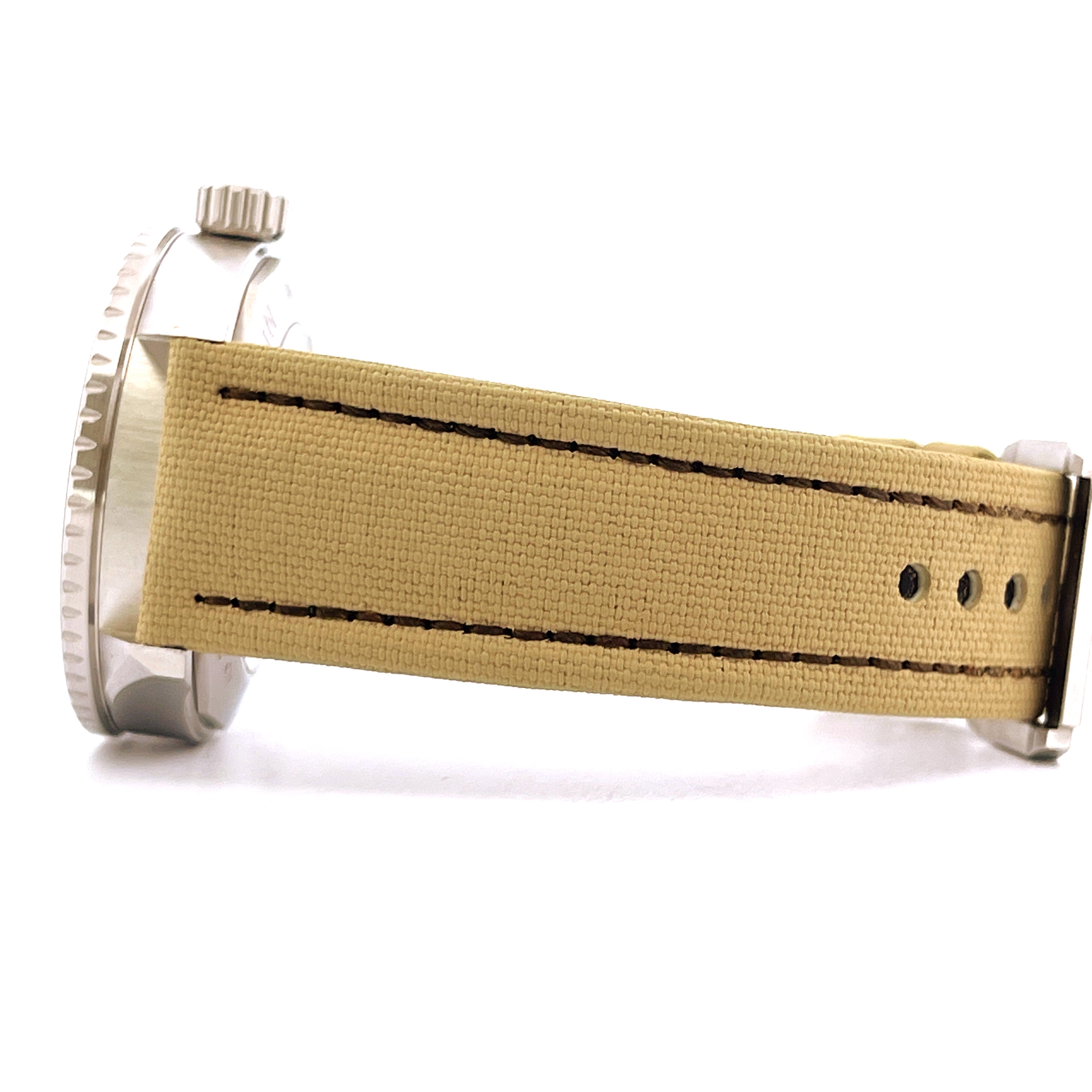 Seitenansicht der Blancpain Fifty Fathoms Bathyscaphe mit hellem Canvas-Armband und dunkelbraunen Nähten