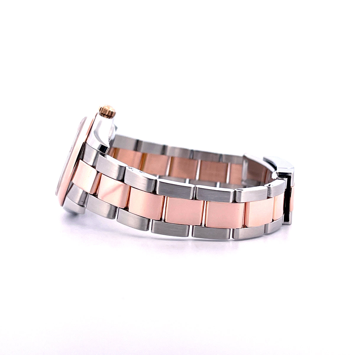 Rolex Datejust 31 Two Tone Mother of Pearl / Box incl. / LC100 / 2006, Schrägansicht mit Armband und Krone vor weißem Hintergrund