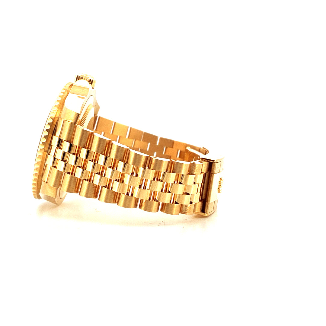 Rolex GMT-Master II 126718GRNR Gelbgold Armband in Seitenansicht