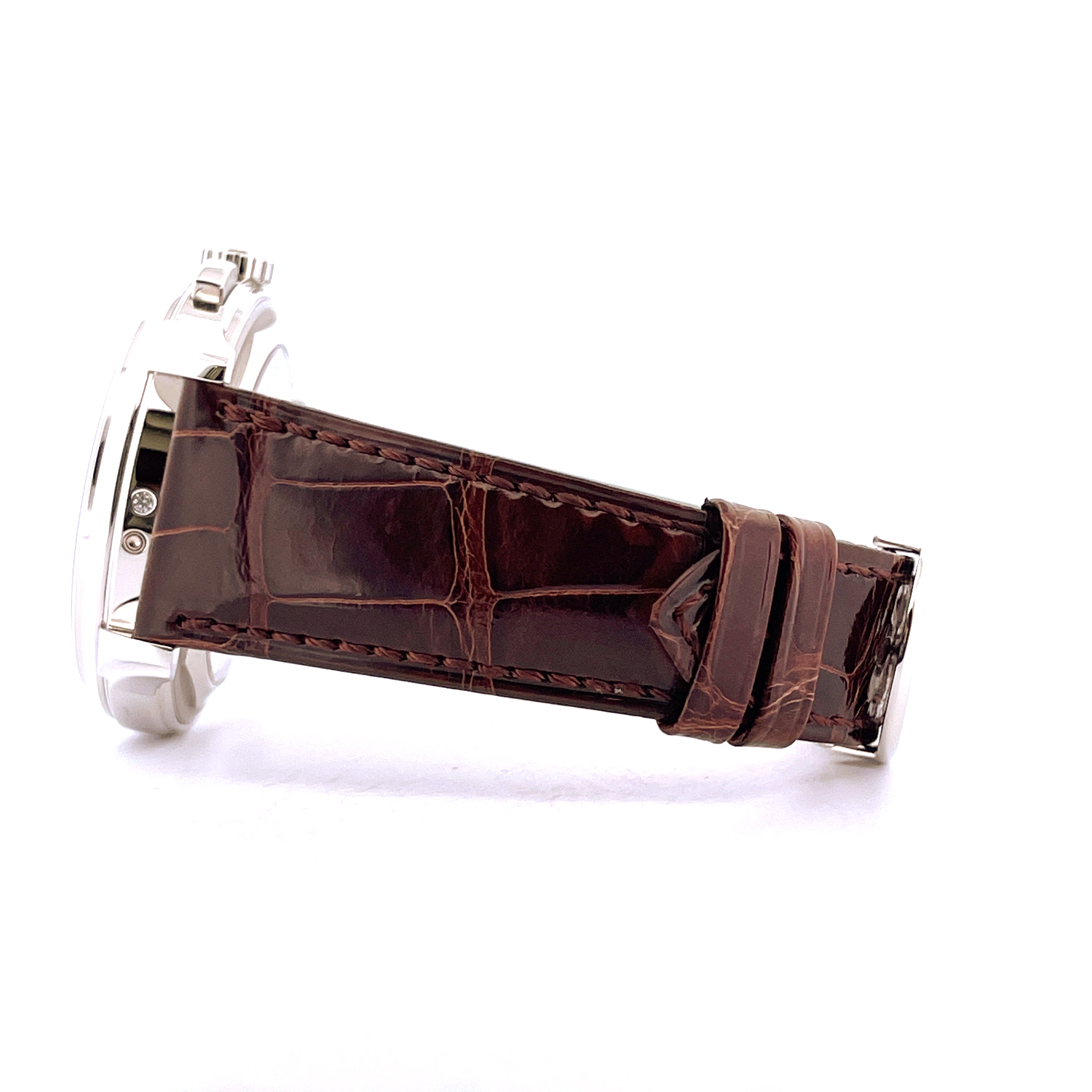 Seitenansicht einer Patek Philippe 5270P-001 mit braunem Krokolederarmband und Platingehäuse