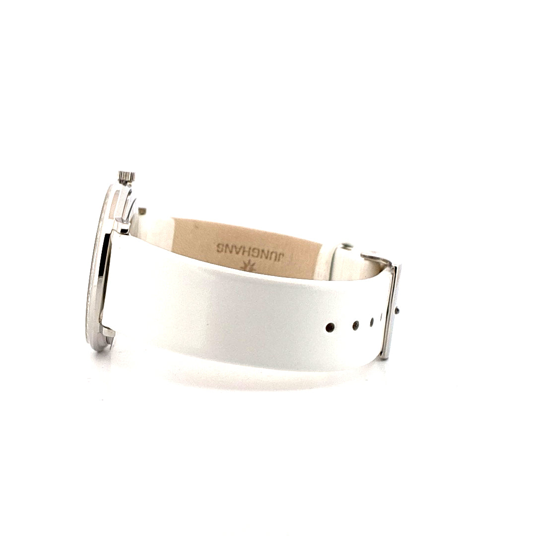 Seitenansicht einer Junghans Max Bill Lady Uhr mit weißem Lederarmband auf weißem Hintergrund