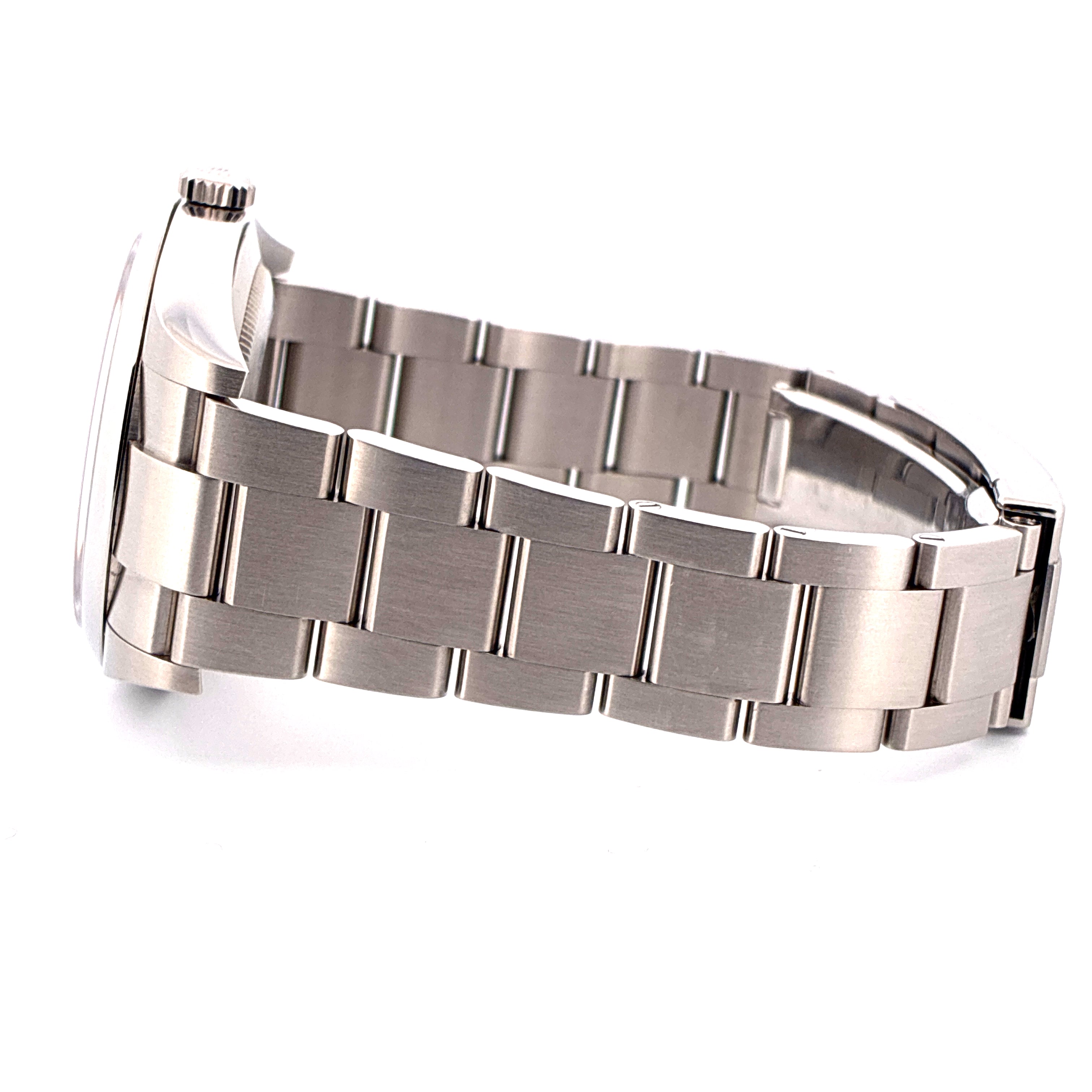 Rolex Oyster Perpetual 39mm Stahlgehäuse mit Edelstahlband in Seitenansicht auf weißem Hintergrund