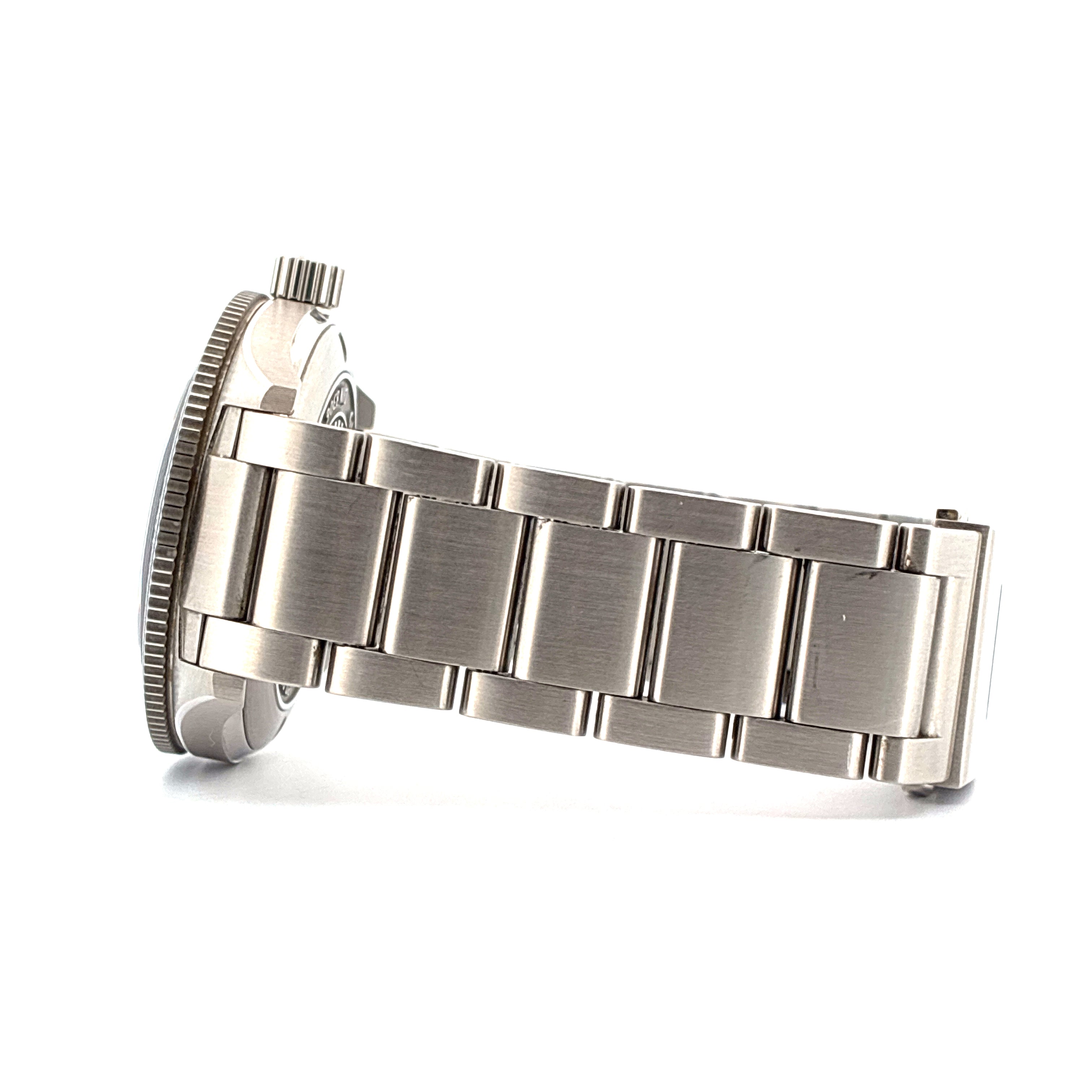 Glashütte Original SeaQ Edelstahl-Armband in Seitenansicht auf weißem Hintergrund