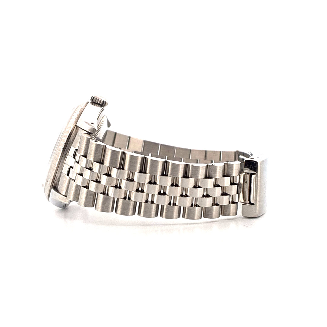 Rolex Datejust 36 mm Stahl Automatik im Seitenprofil mit Jubilé-Armband auf weißem Hintergrund