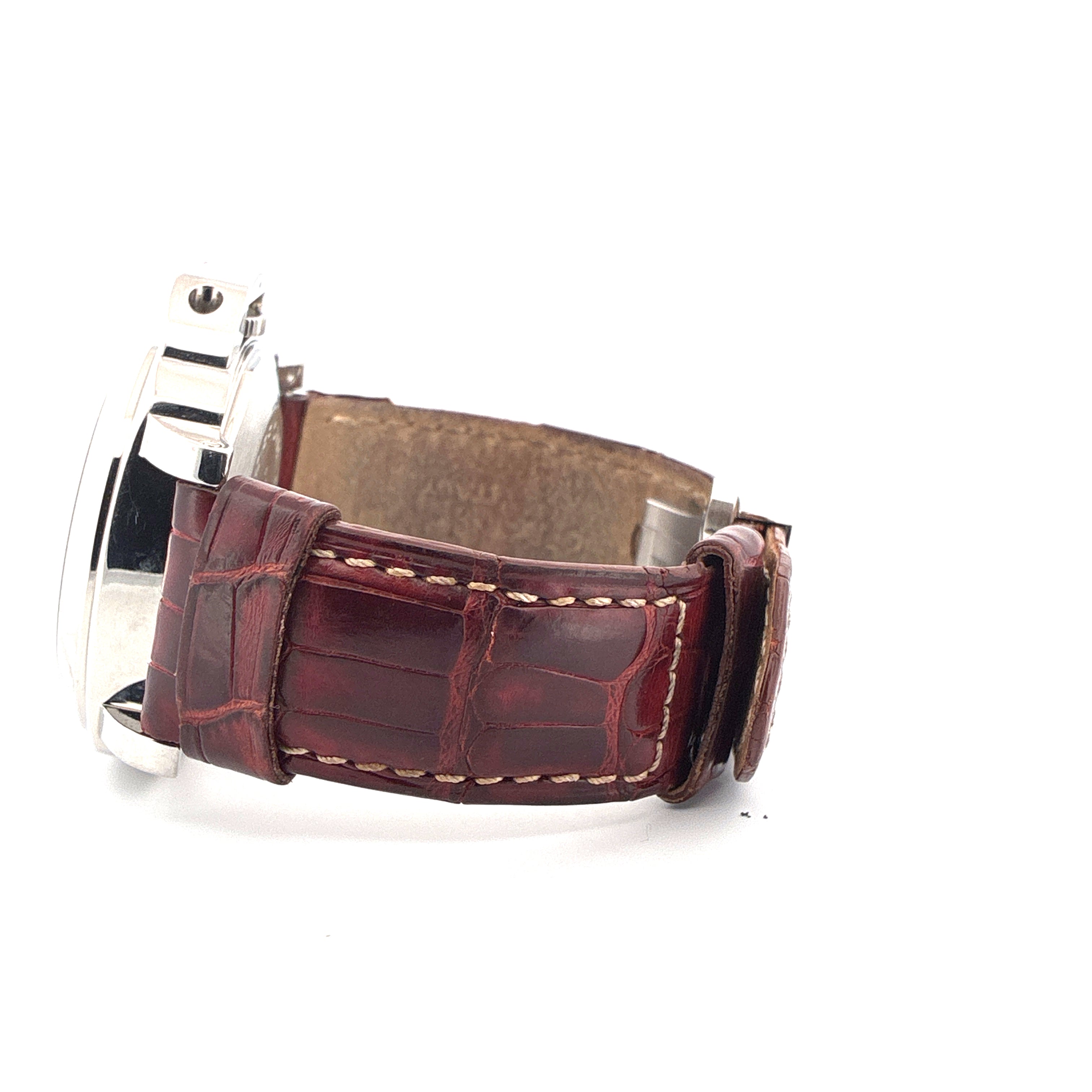 Seitenansicht einer Panerai Luminor Power Reserve 44 mm mit dunkelrotem Krokolederarmband