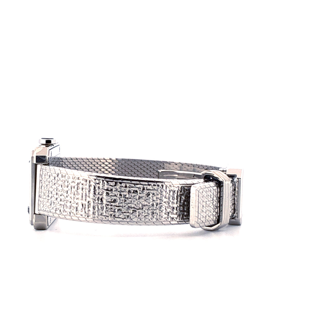 Seitenansicht einer Chanel Boyfriend Diamantenuhr aus Edelstahl mit gefaltetem Armband