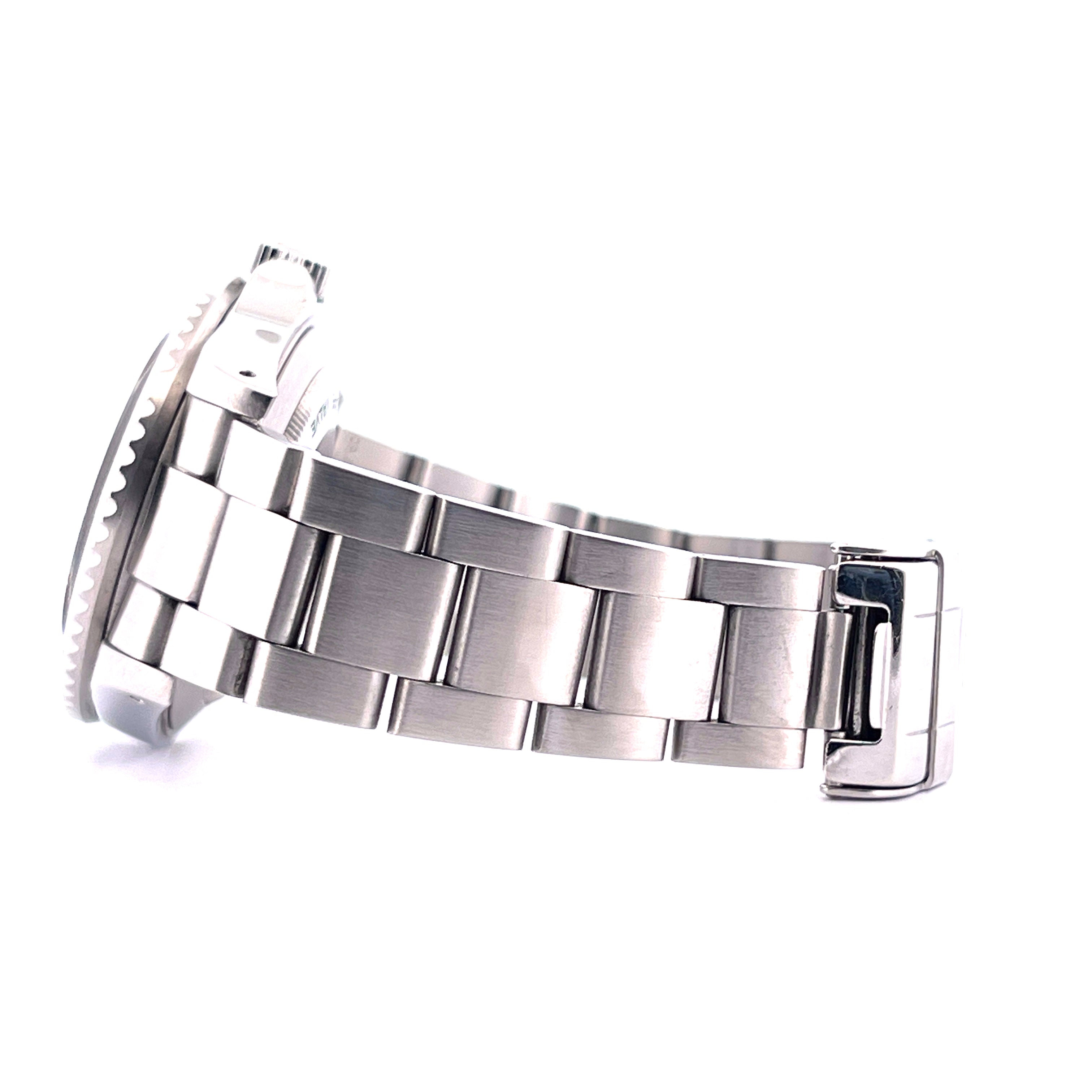 Seitenansicht einer Rolex Sea-Dweller Ref. 16600 aus Stahl mit gebürstetem Metallarmband