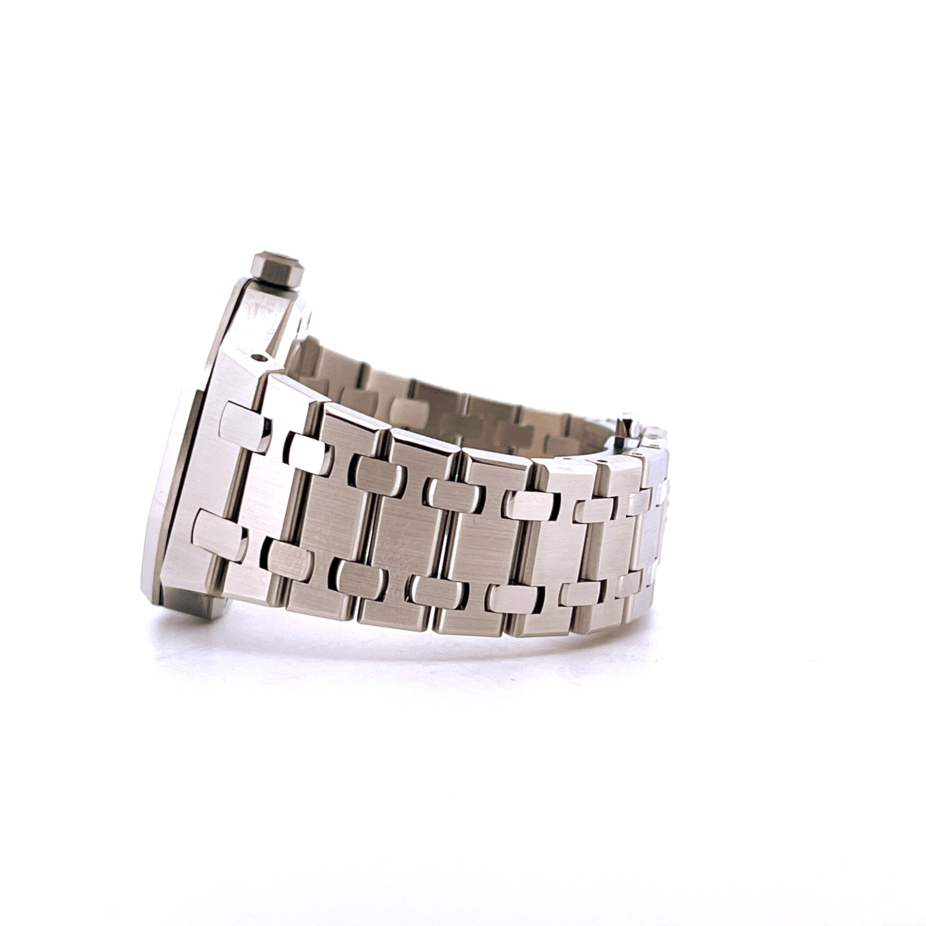 Audemars Piguet Royal Oak 34mm aus Edelstahl im Seitenprofil mit charakteristischem Armband auf weißem Hintergrund