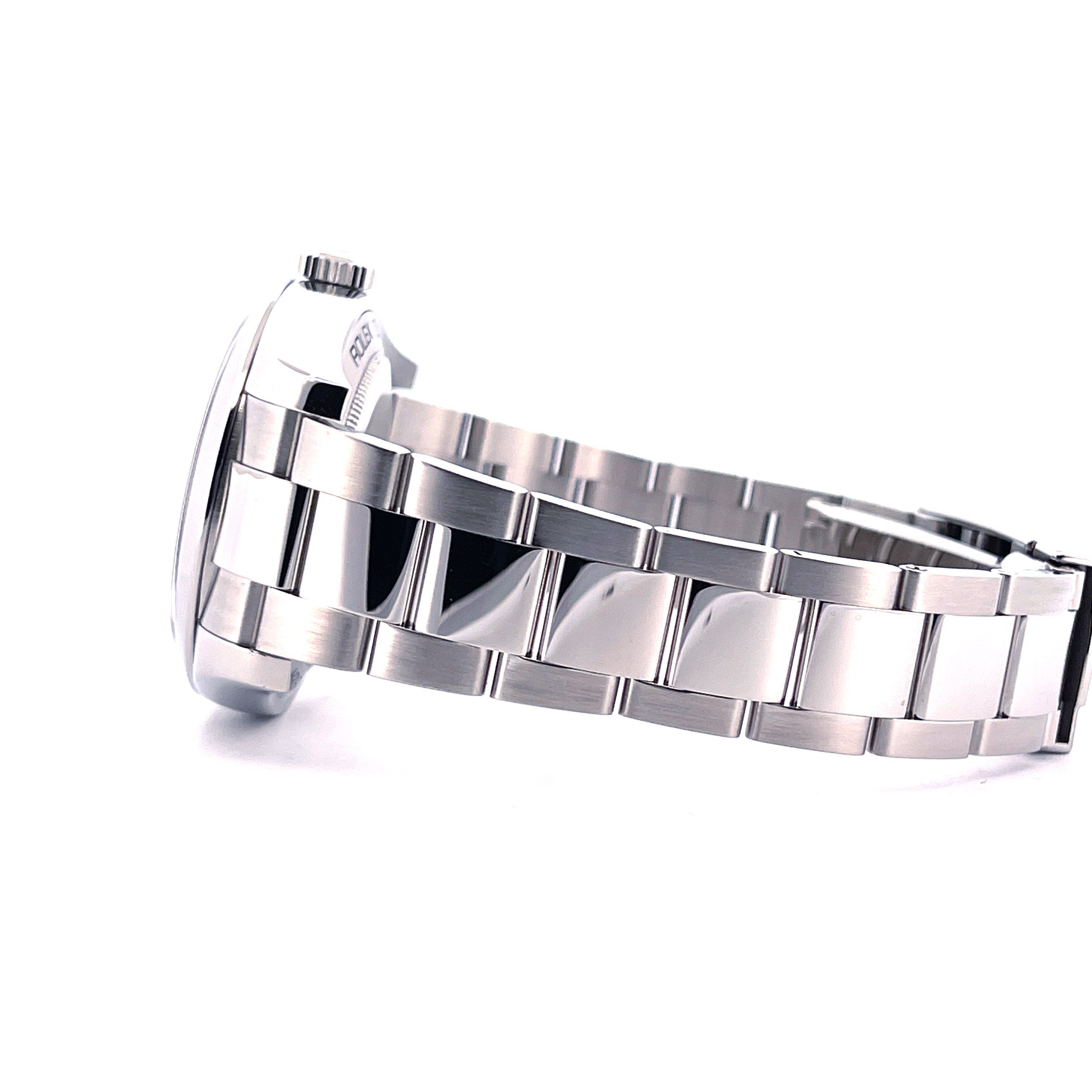 Seitenansicht einer Rolex Milgauss 116400 mit Stahlarmband vor weissem Hintergrund