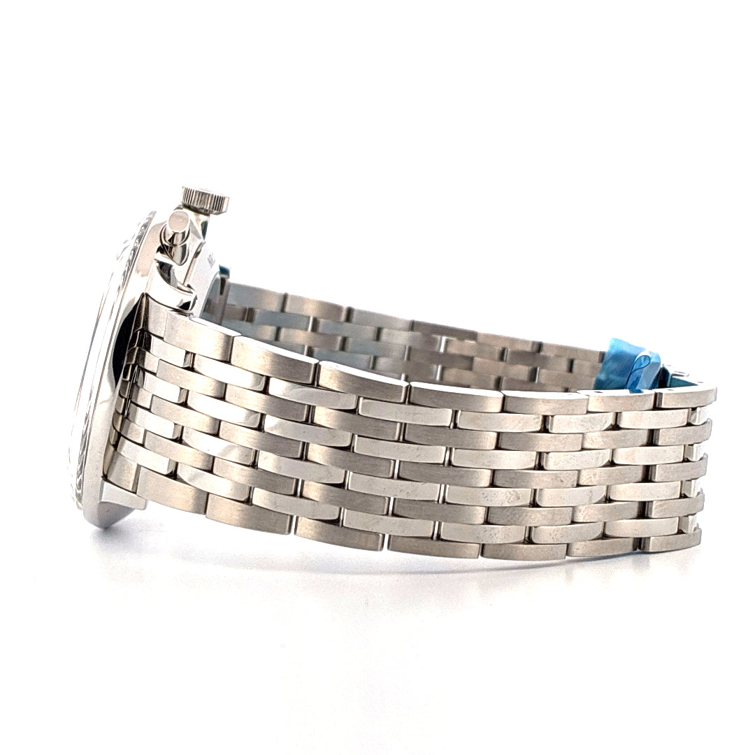 Junghans Meister Telemeter Edelstahlarmband im Detail auf weißem Hintergrund