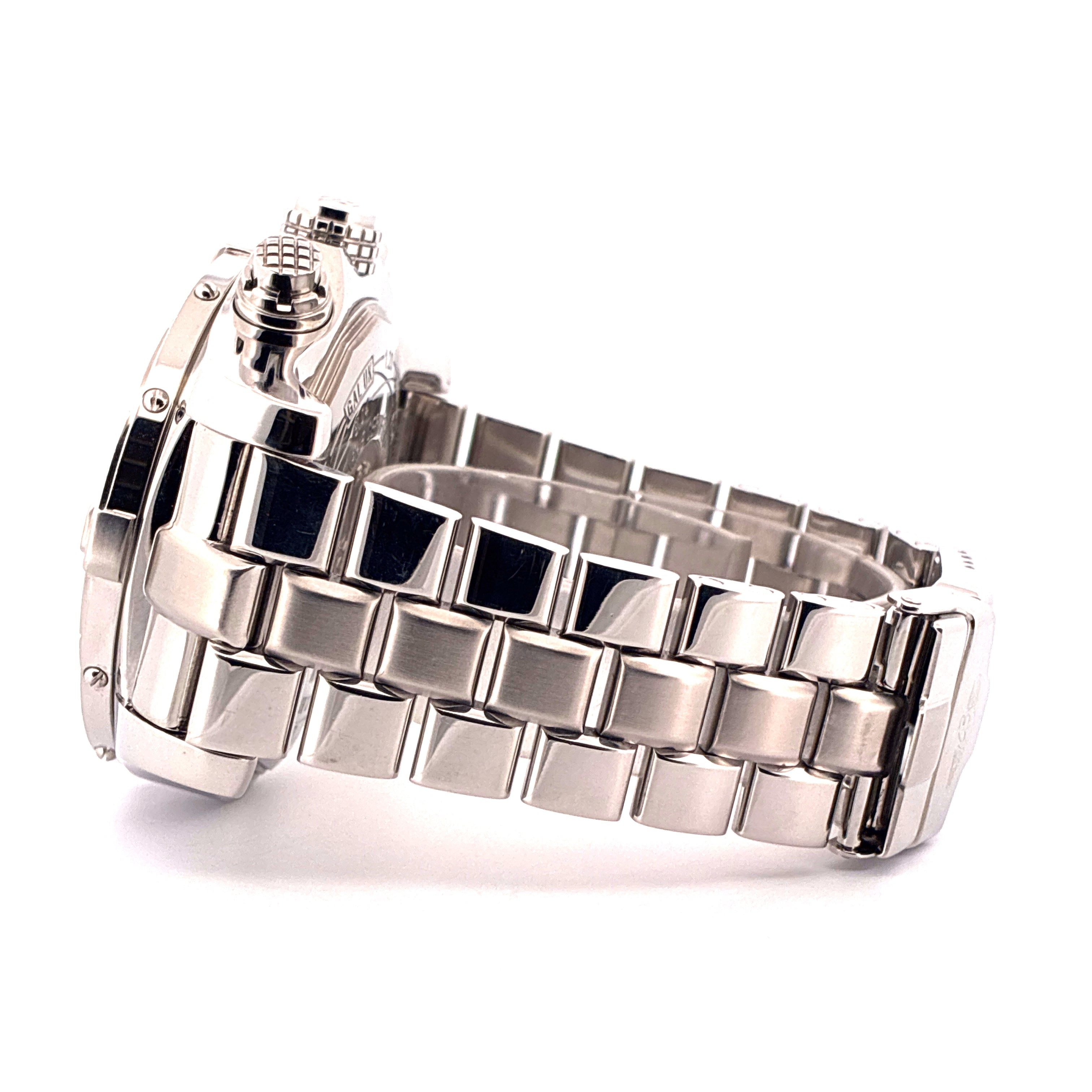 Breitling Super Avenger Stahl Armband Seitenansicht mit Kronen Bedienelementen auf weißem Hintergrund