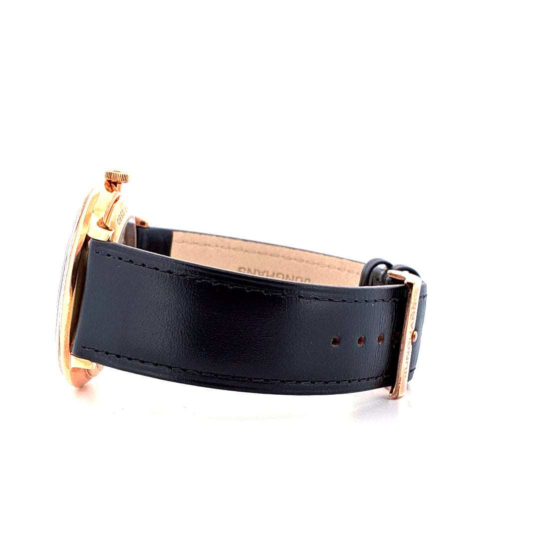 Junghans Meister Damen Unworn Armbanduhr in Seitenansicht mit schwarzem Lederarmband und roségoldener Schließe