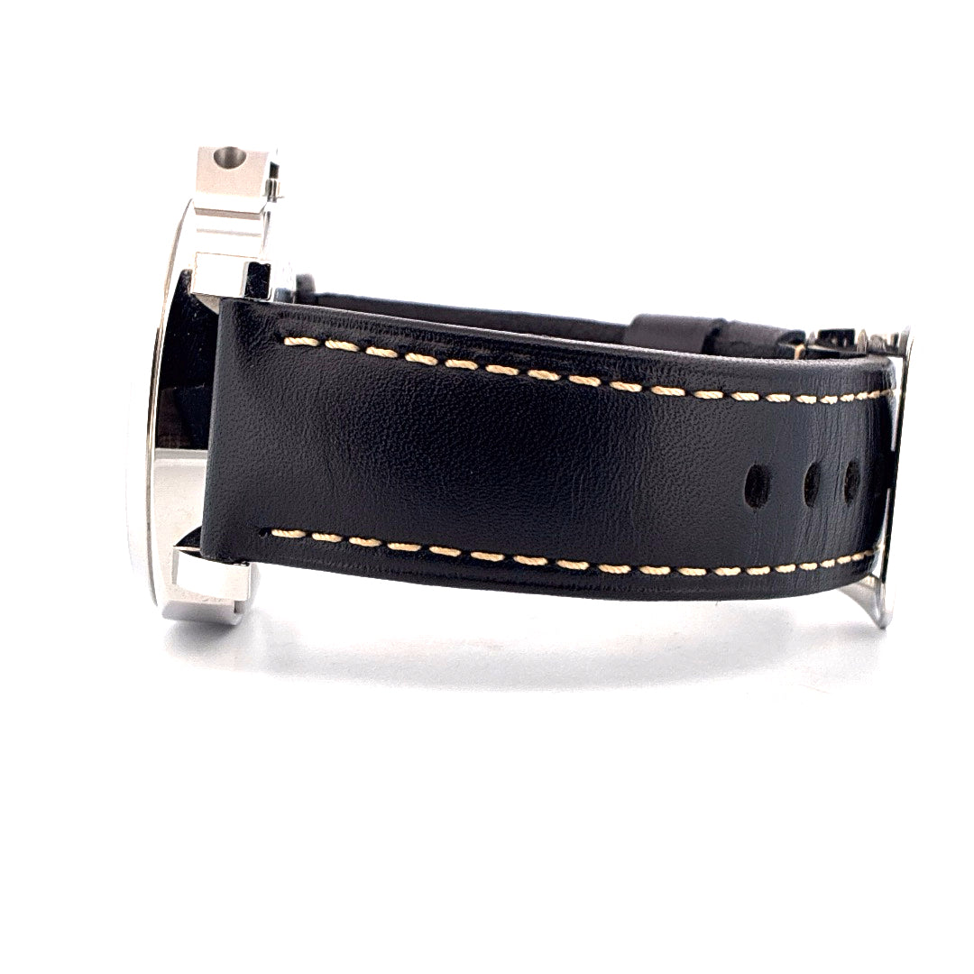 Seitenansicht einer Panerai Luminor Base Logo 2018 mit schwarzem Lederarmband und weißen Nähten