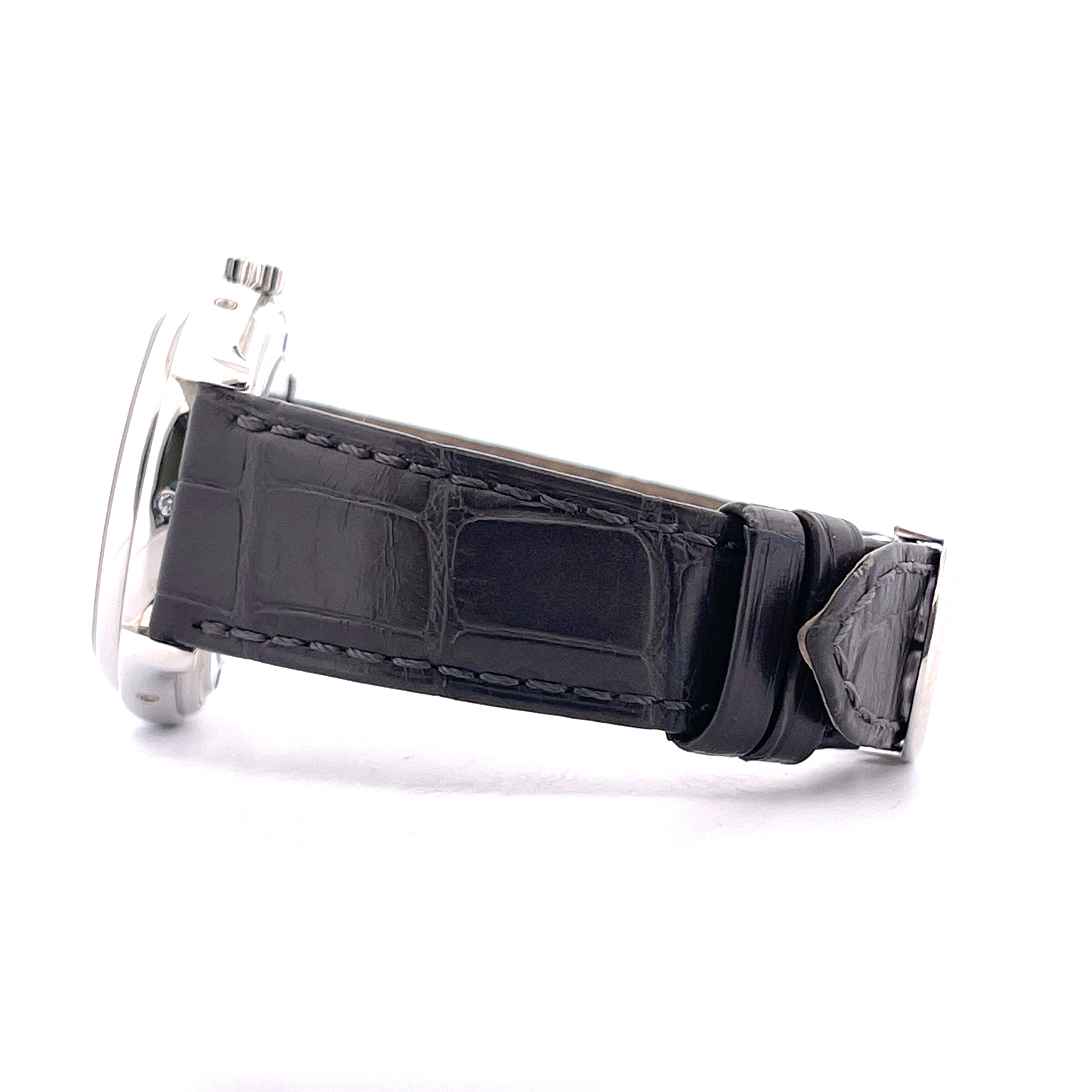 Patek Philippe 5146P-001 im Profil mit schwarzem Krokodilarmband auf weißem Hintergrund