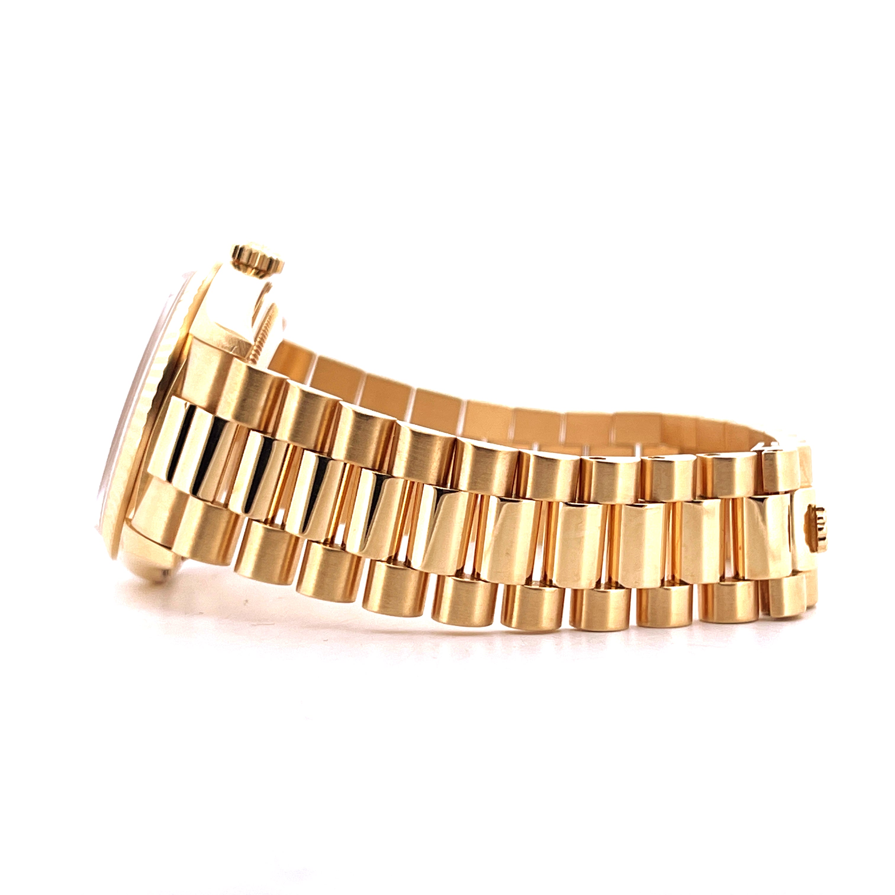 Seitenansicht einer Rolex Day-Date 36 aus Gelbgold mit Präsidentenarmband auf weißem Hintergrund
