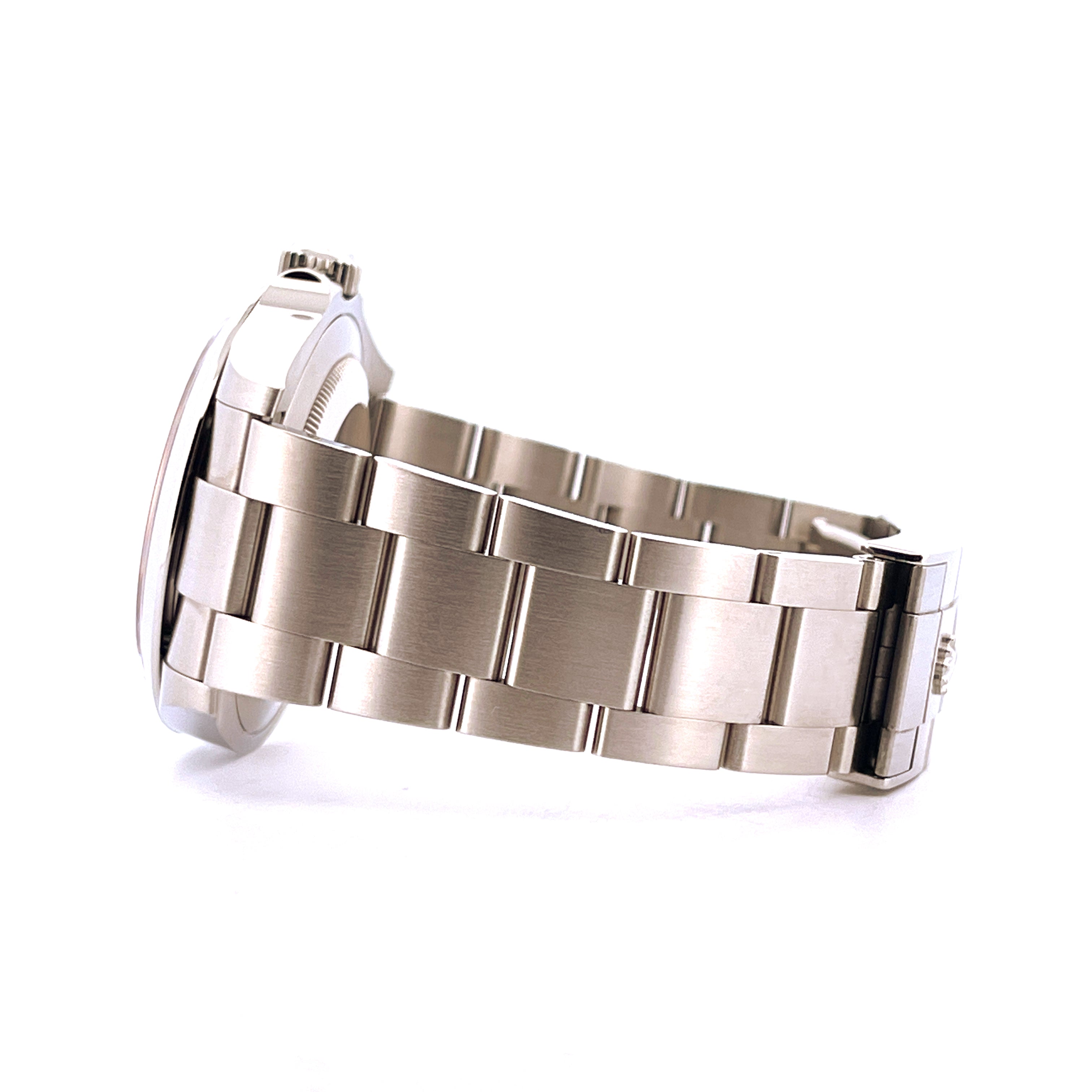 Seitenansicht einer Rolex Air King 126900 aus Stahl mit einem gebürsteten Stahlband auf weißem Hintergrund