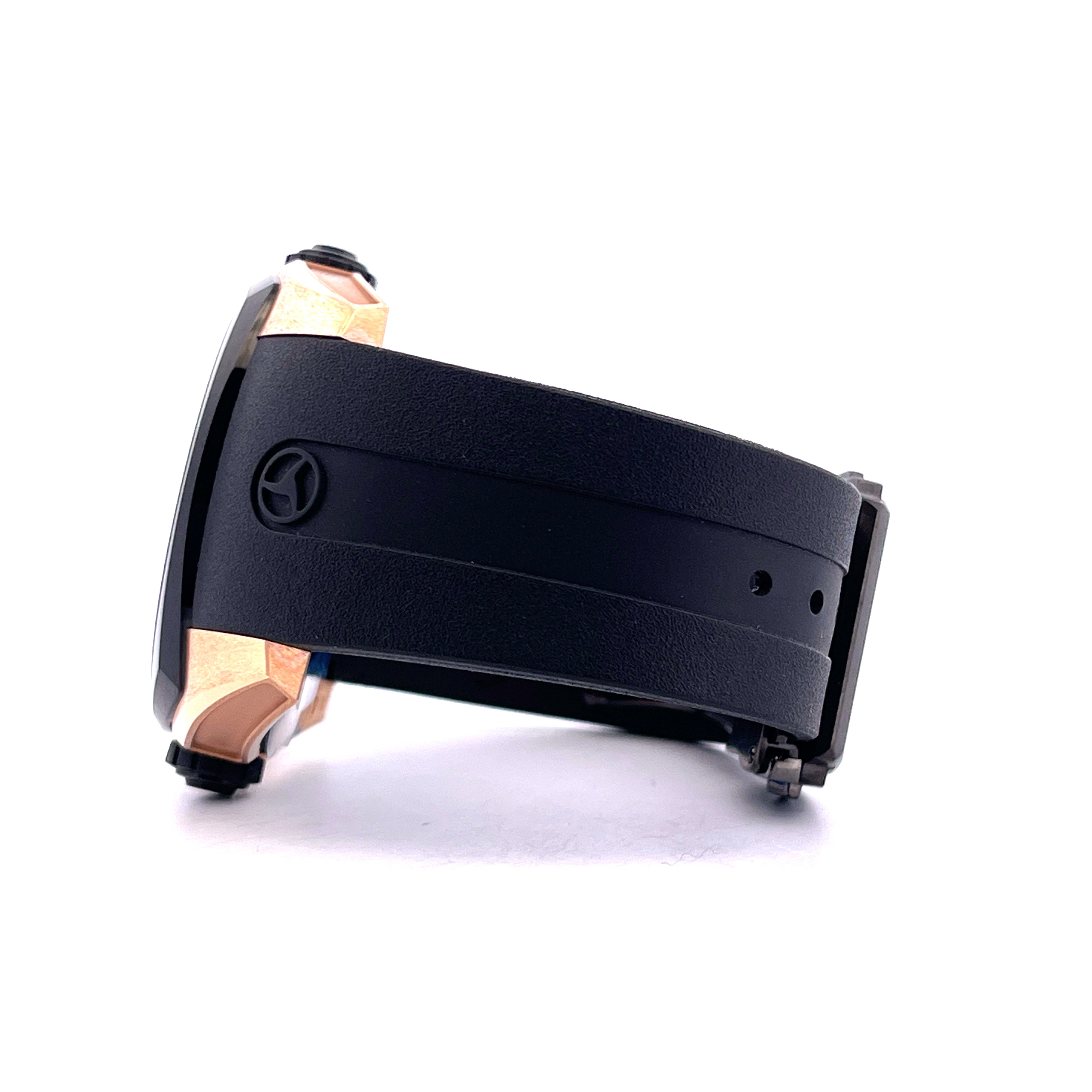 Cyrus Klepcys Solo Tempo Roségold, Schwarz DLC-Stahl, Seitenansicht mit schwarzem Armband