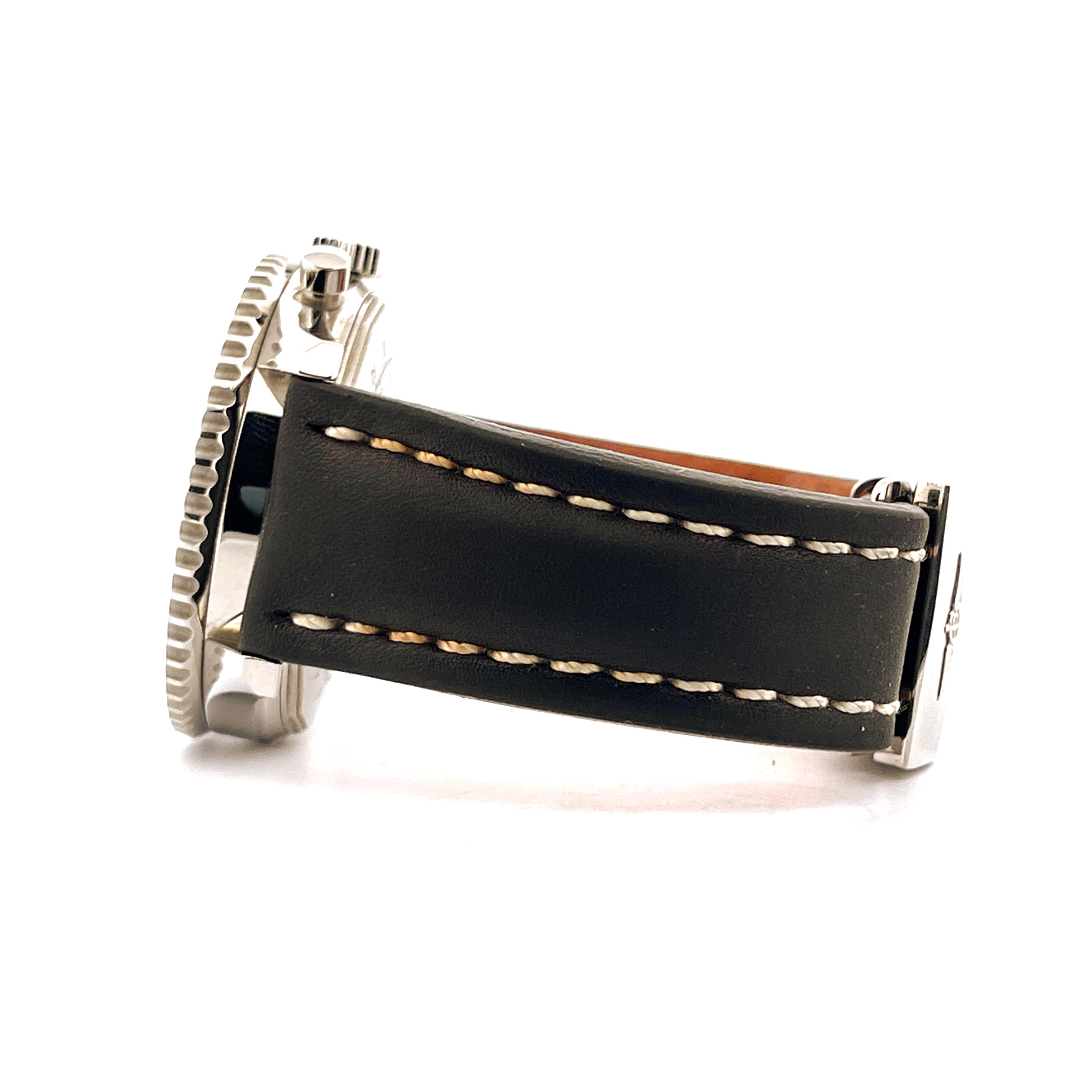 Seitenansicht eines Breitling Navitimer B01 mit schwarzem Lederarmband und silberner Edelstahlschließe