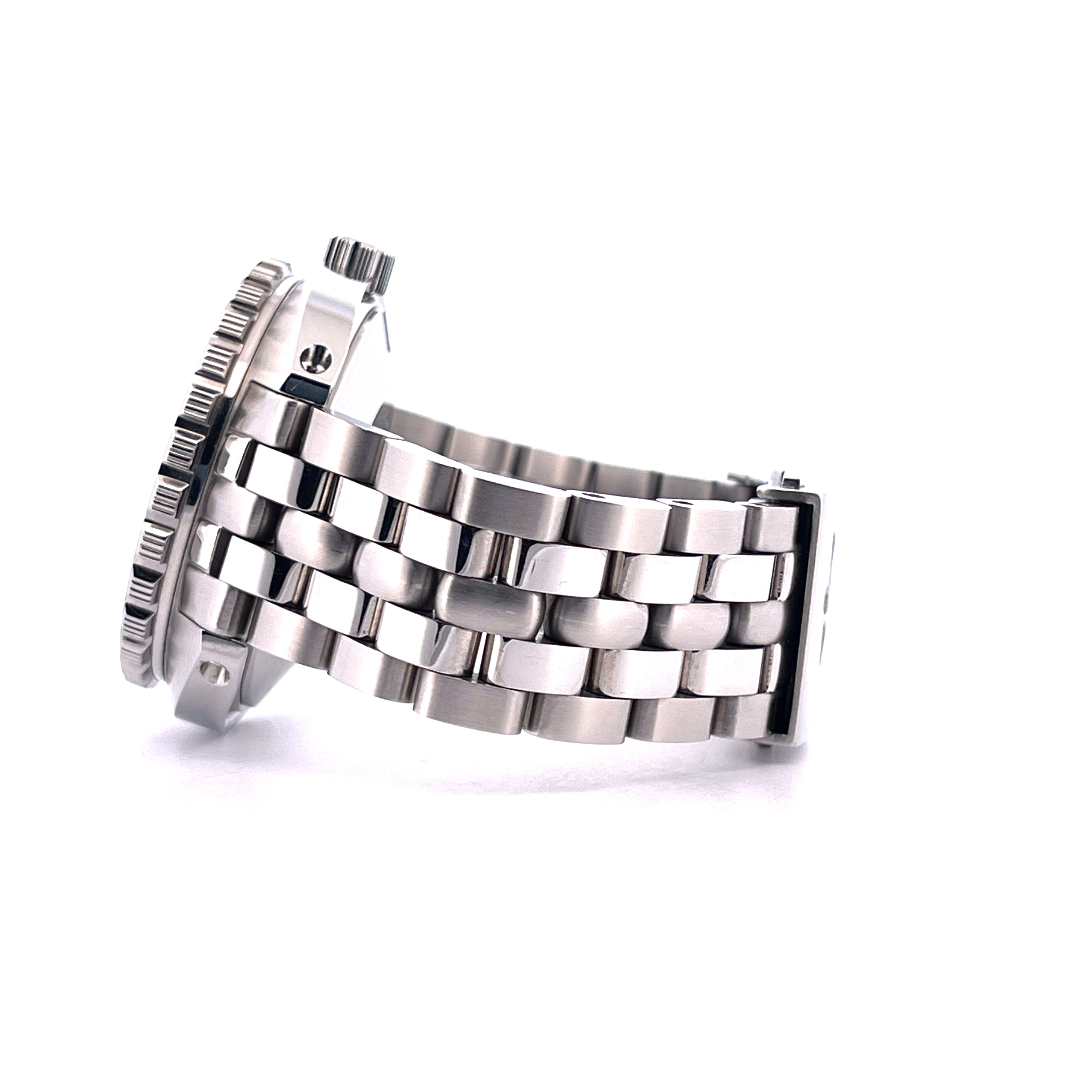 DOXA Sub 1500t aus Edelstahl im Seitenprofil vor weißem Hintergrund mit detailreicher Lünette und Metalband