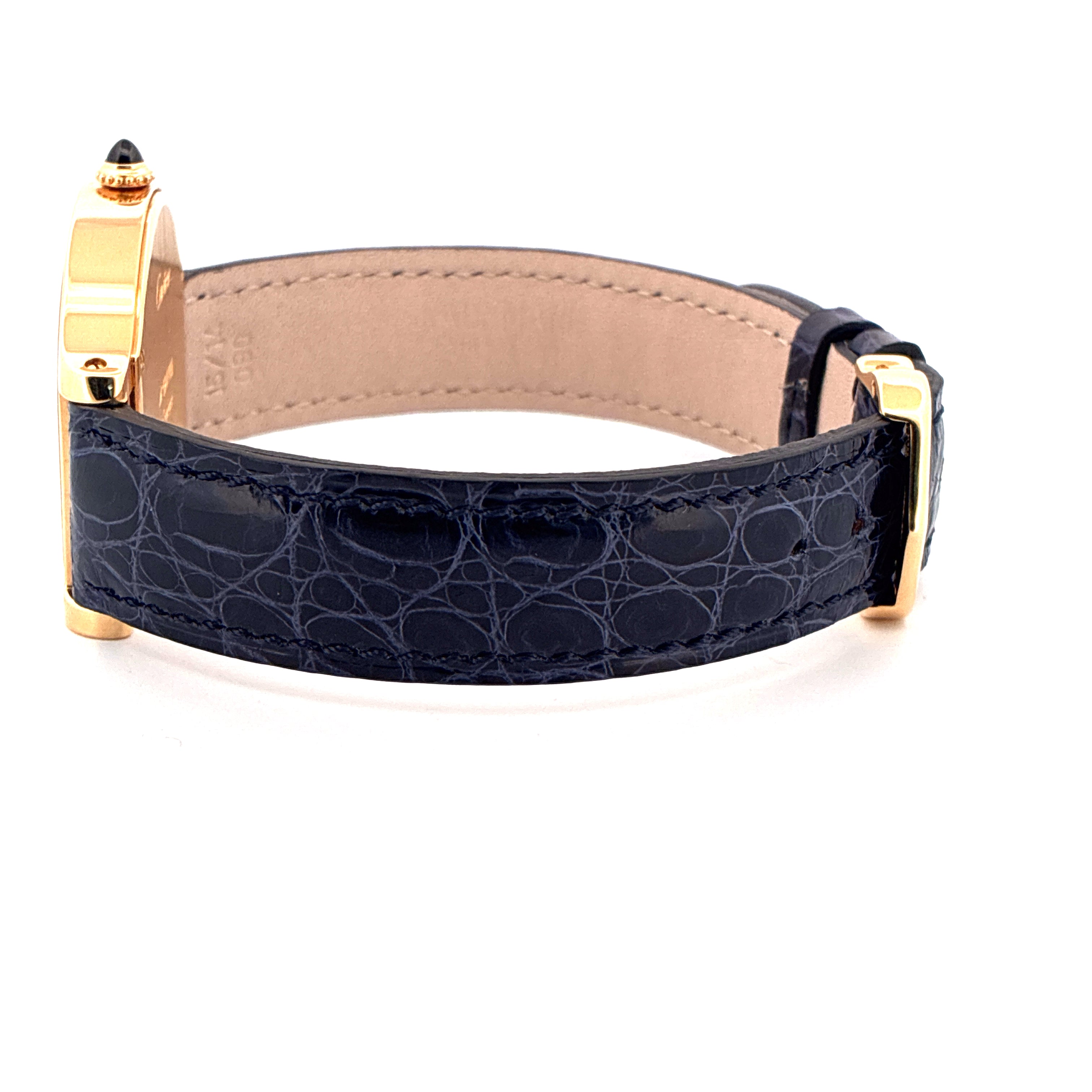 Cartier Cloche De Cartier, Seitenansicht eines goldenen Gehäuses mit dunkelblauem Krokodilarmband