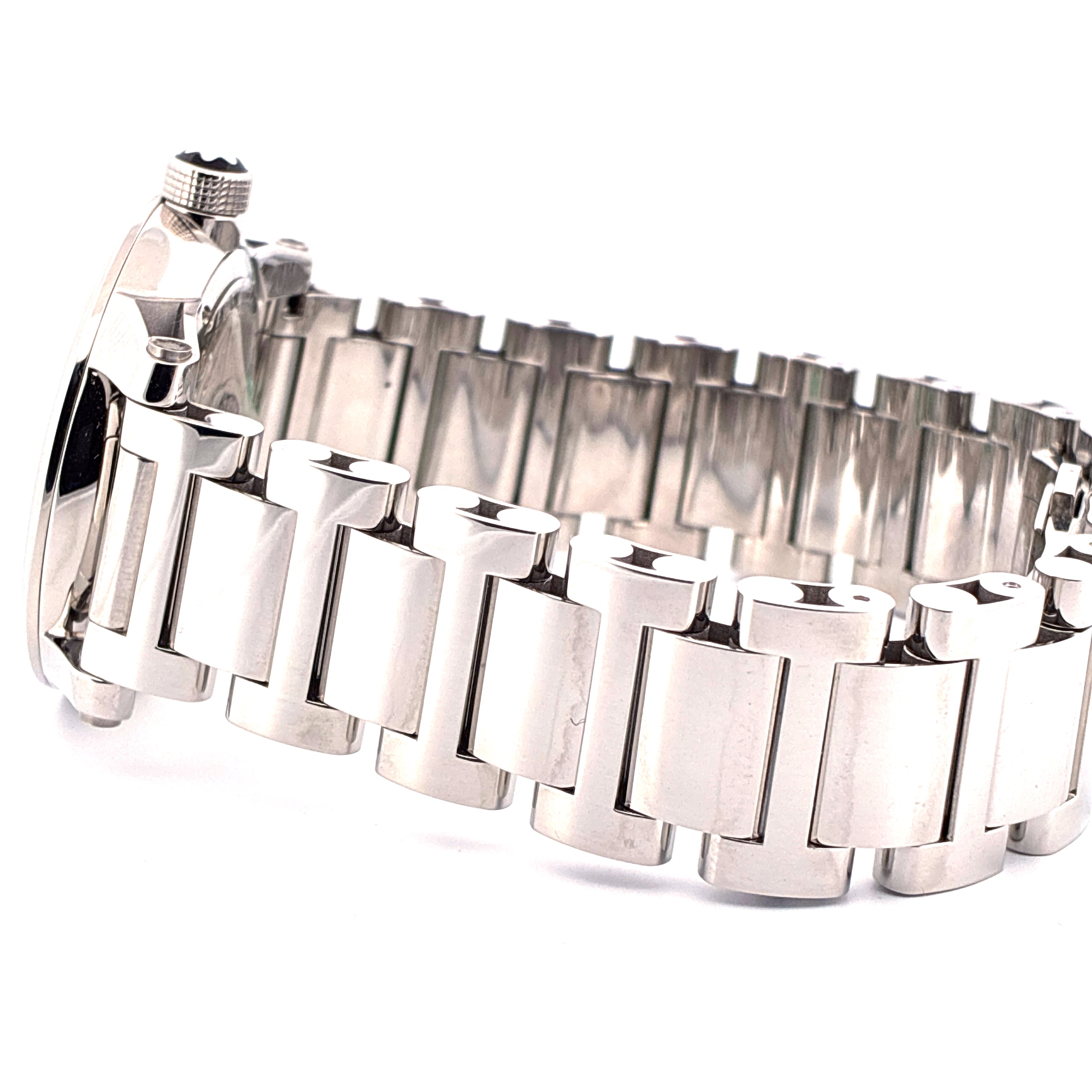 Montblanc Timewalker Edelstahl Automatik in Seitenansicht mit teilweisem Armband und Krone