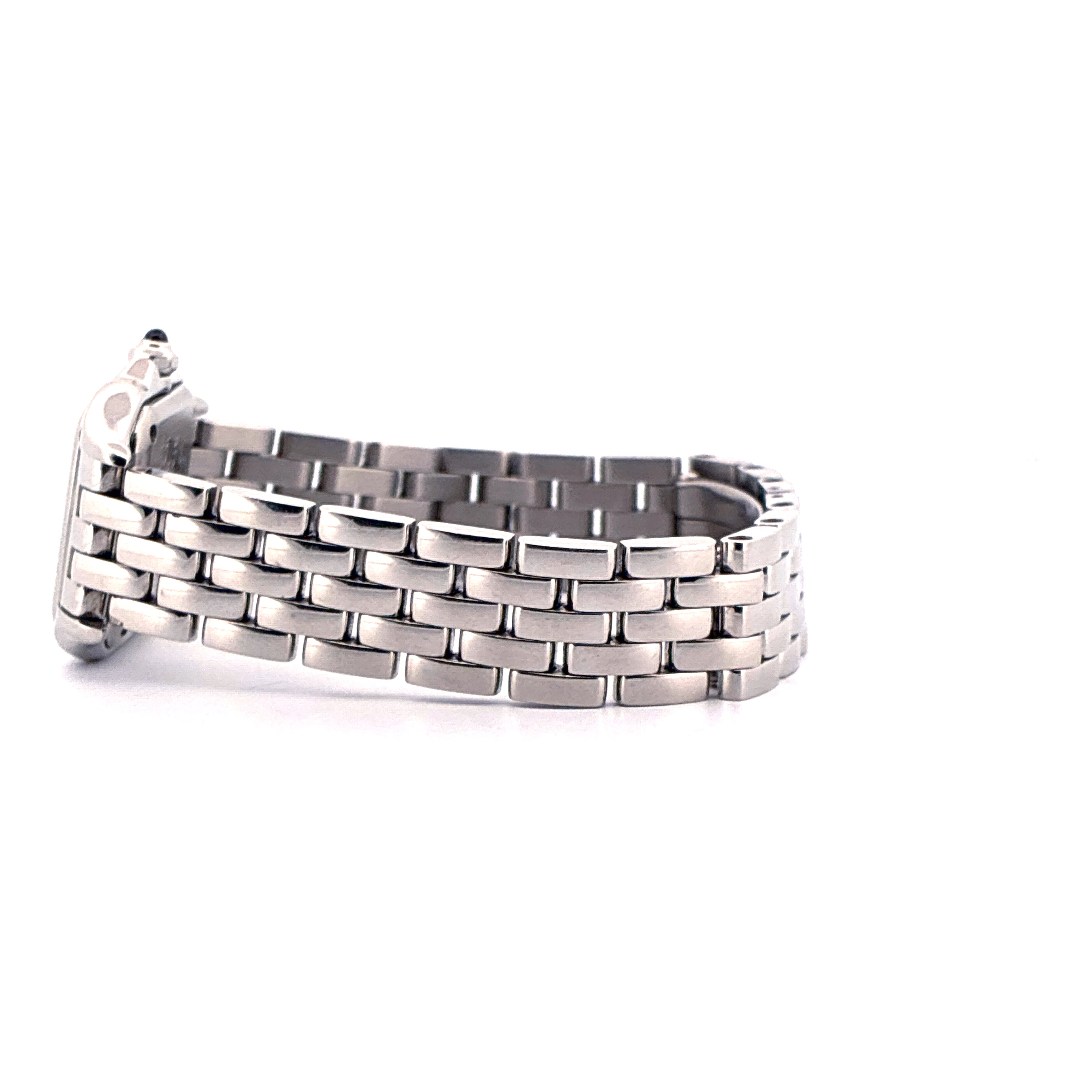 Seitenansicht eines Cartier Panthère Edelstahl-Armbands mit rechteckigen Gliedern auf weißem Hintergrund