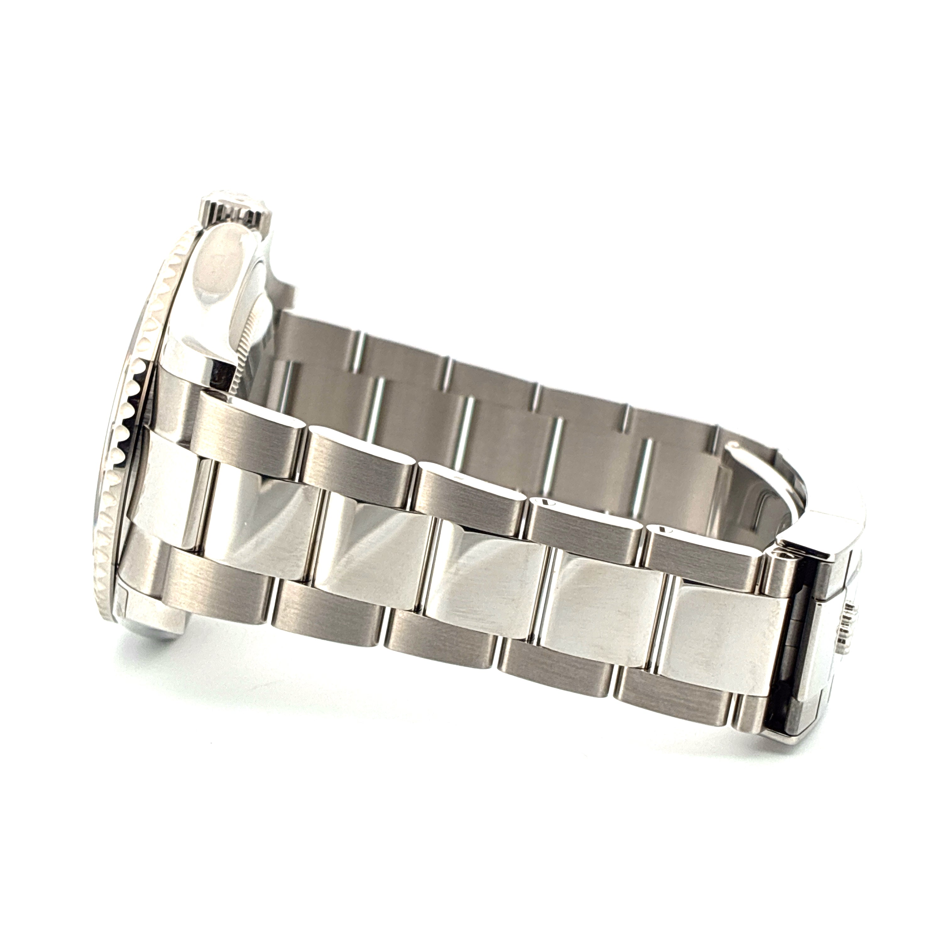 Rolex Yacht-Master 40 Rhodium Dial Edelstahl Automatik Armband im Detail auf weißem Hintergrund