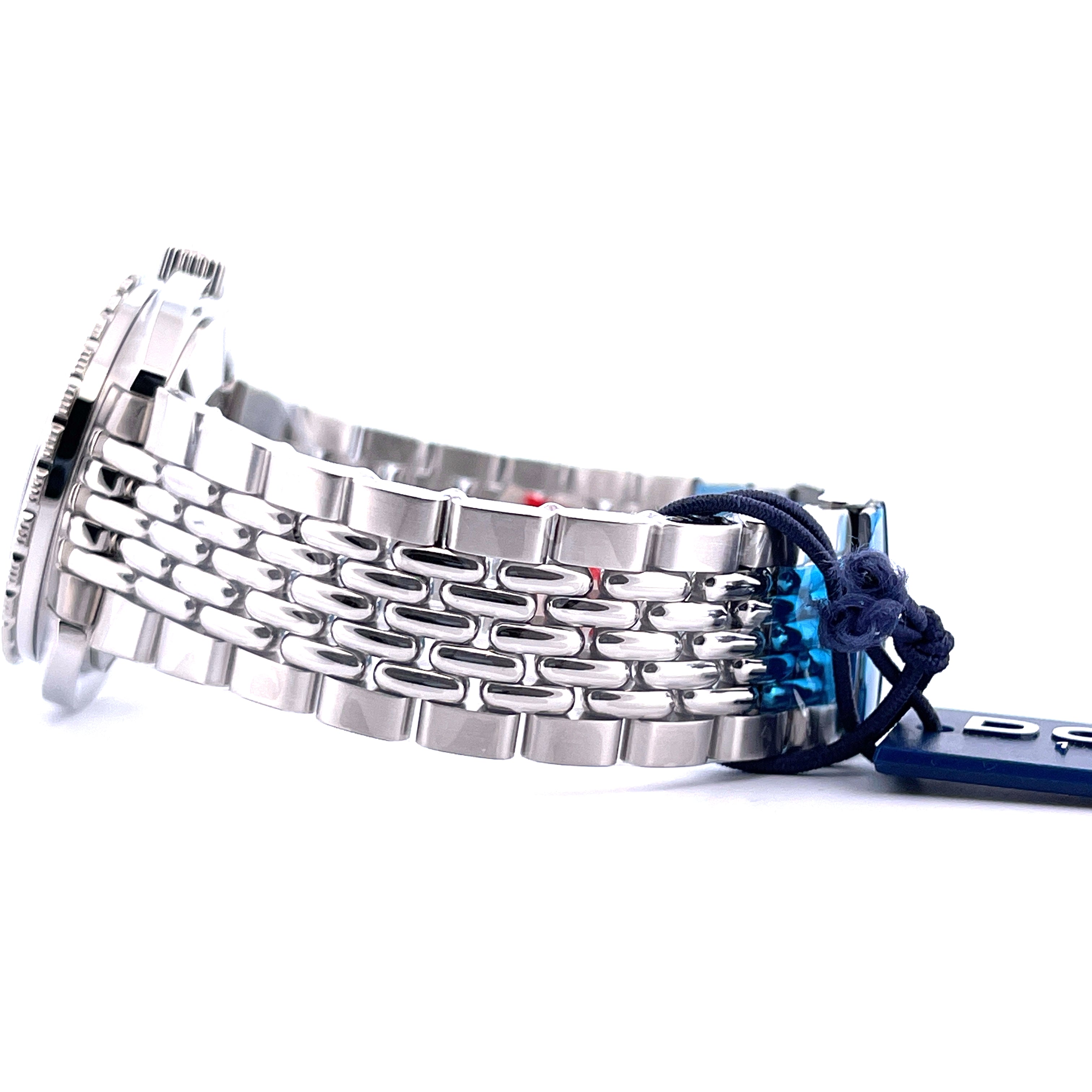 Seitenansicht einer DOXA Sub 300 Searambler aus Stahl mit silbernem Armband und blauer Tag