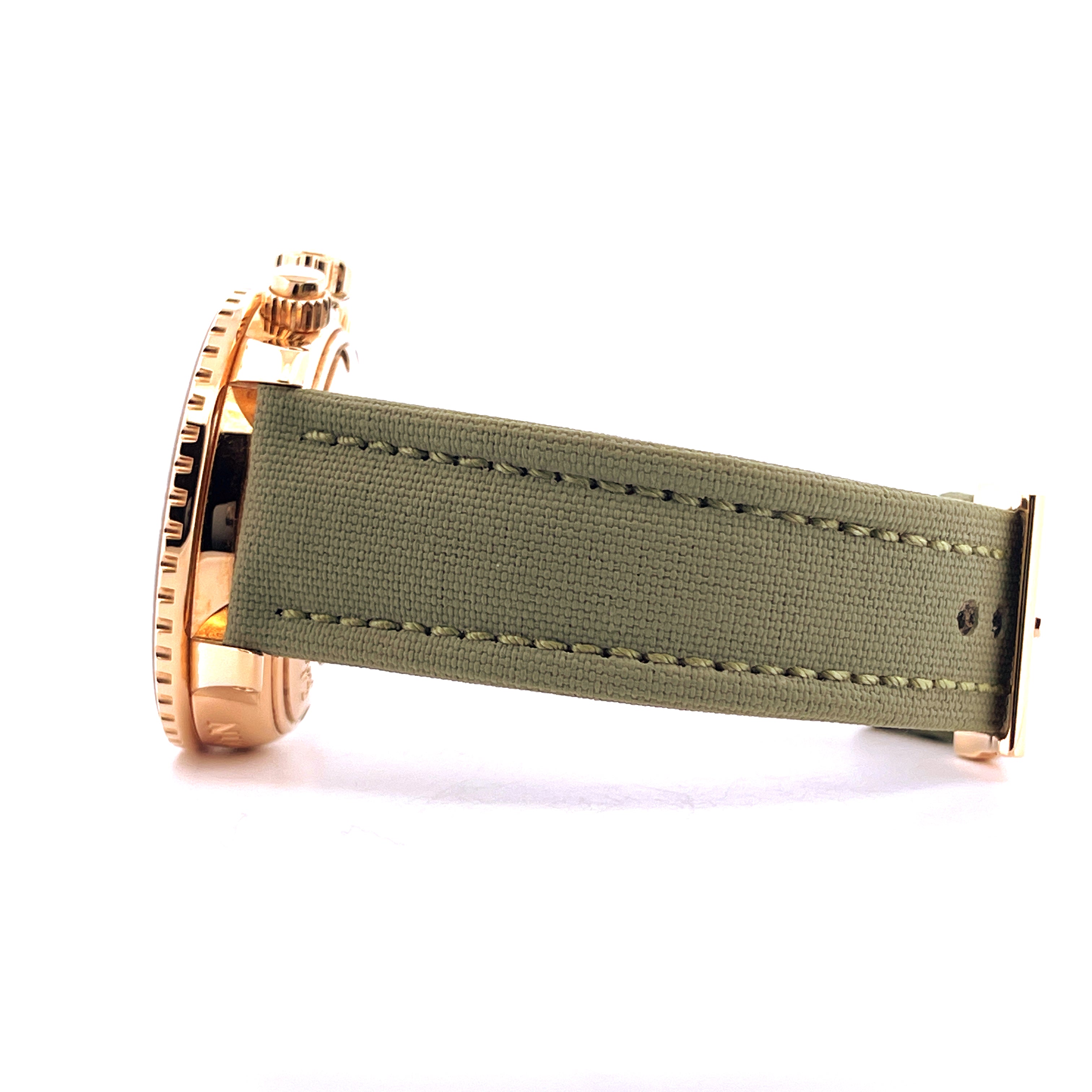 Seitliche Nahaufnahme einer Blancpain Fifty Fathoms Roségold mit grünem Stoffarmband auf weißem Hintergrund