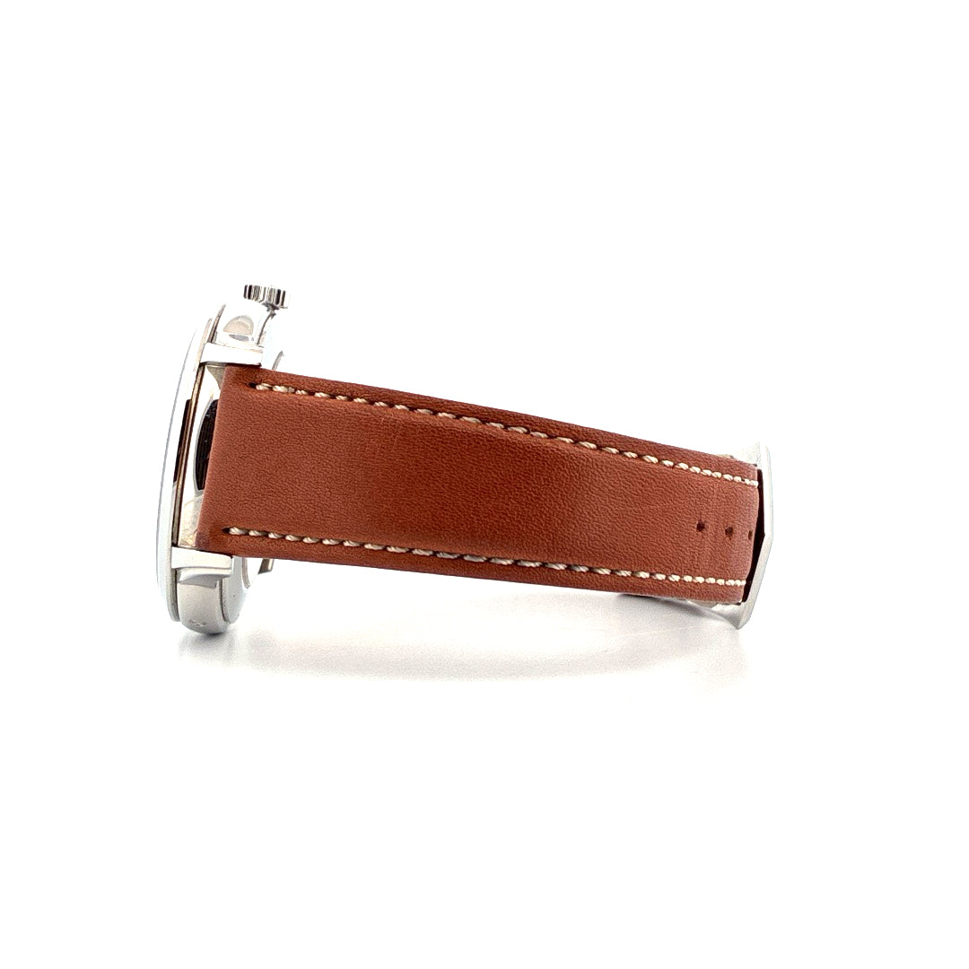 Seitenansicht einer Patek Philippe Calatrava Weekly Calendar 5212A-001 mit braunem Lederarmband