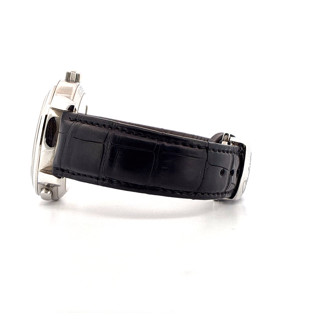 Seitenansicht einer Glashütte Original PanoMatic Venue Uhr mit schwarzem Krokodillederarmband vor weissem Hintergrund
