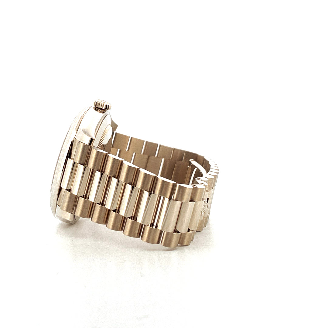 Seitenansicht einer Rolex Day-Date 40 Weißgold mit Presidentenband auf weißem Hintergrund