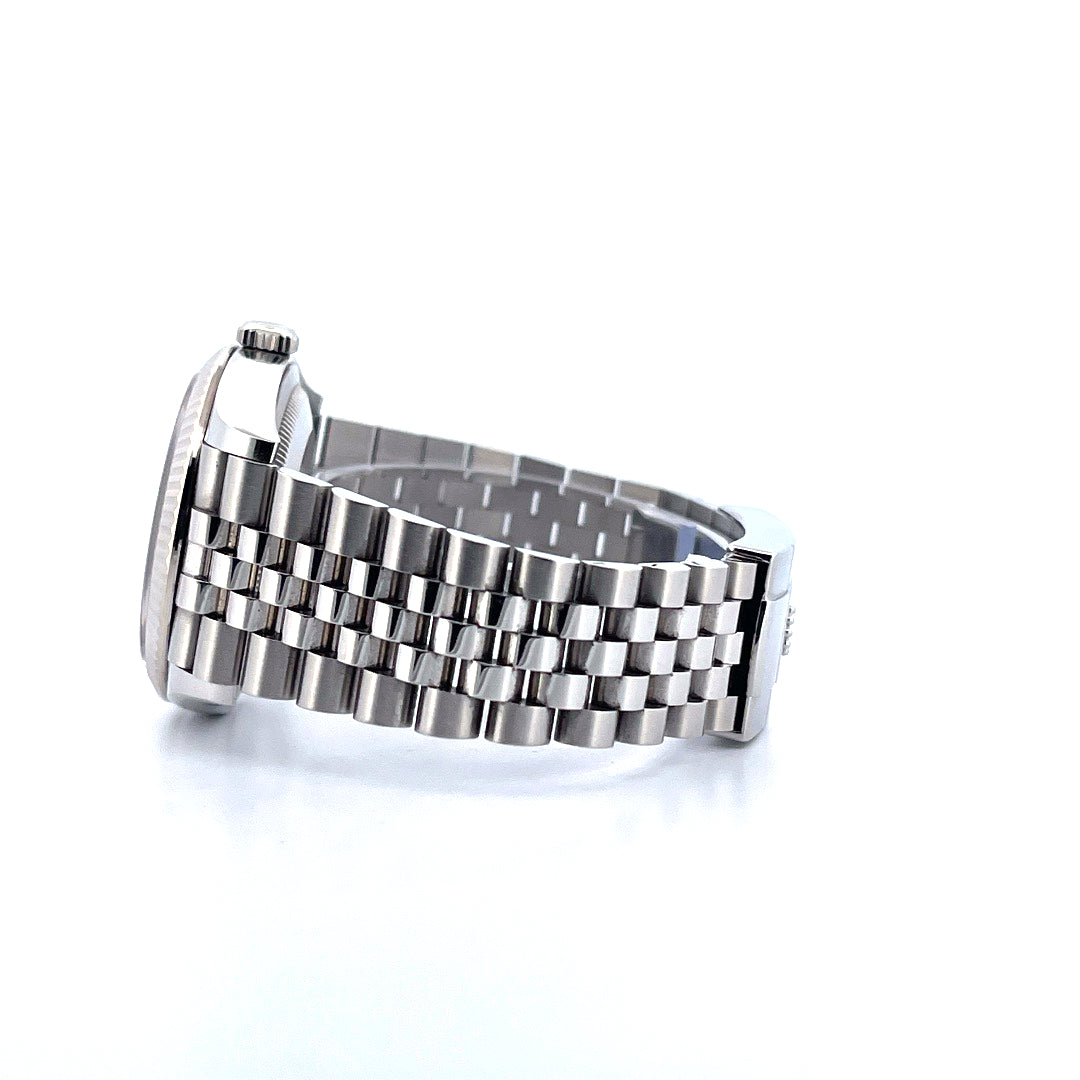 Rolex Datejust 36 Blue Motif, Stahlgehäuse und Armband in Seitenansicht auf weißem Hintergrund