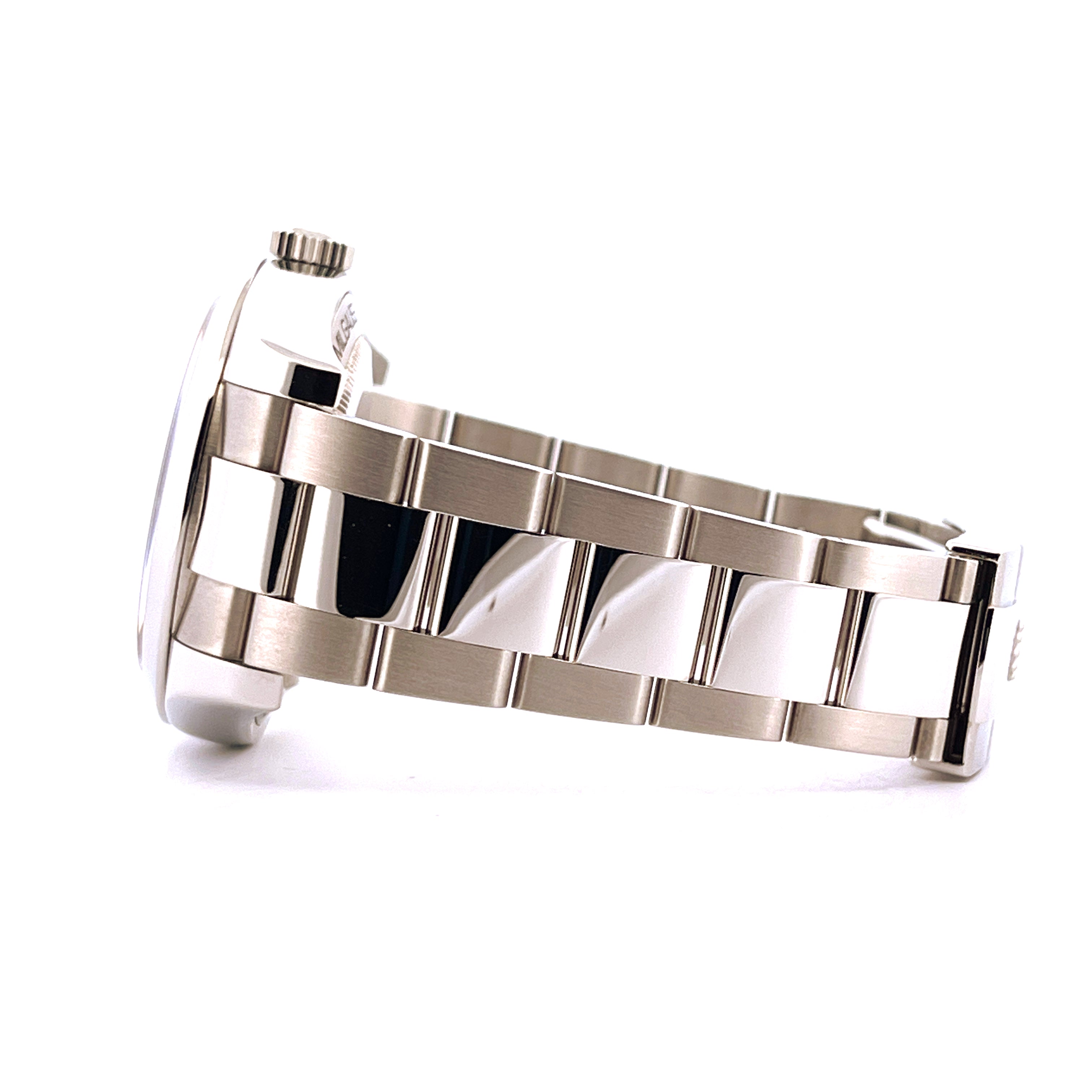 Seitenansicht einer Rolex Milgauss 116400 aus Stahl mit poliertem Armband auf weißem Hintergrund