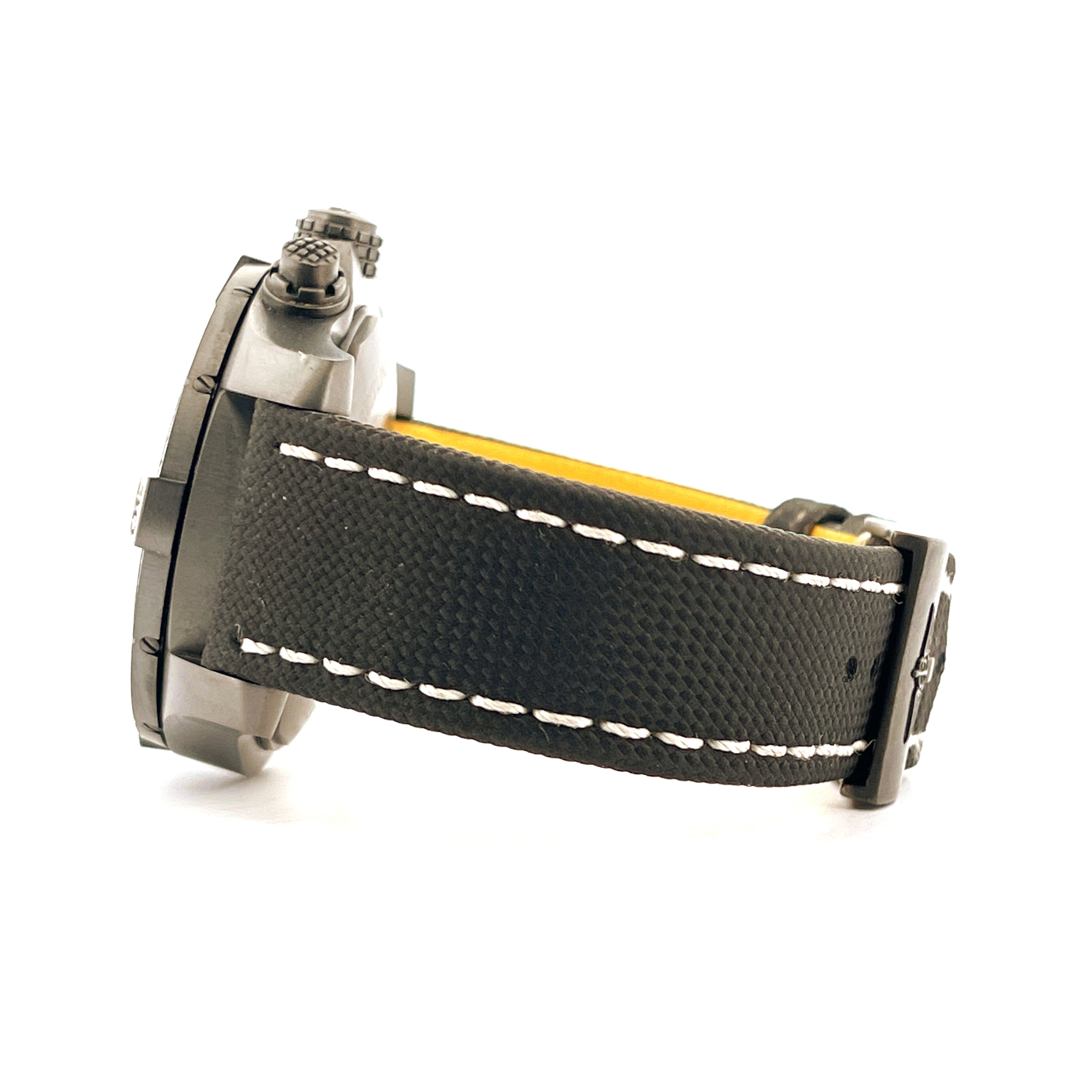 Breitling Avenger Chronograph Night Mission 45 mm Titan DLC mit schwarzem Canvas-Armband und gelbem Innenfutter, Seitenans…