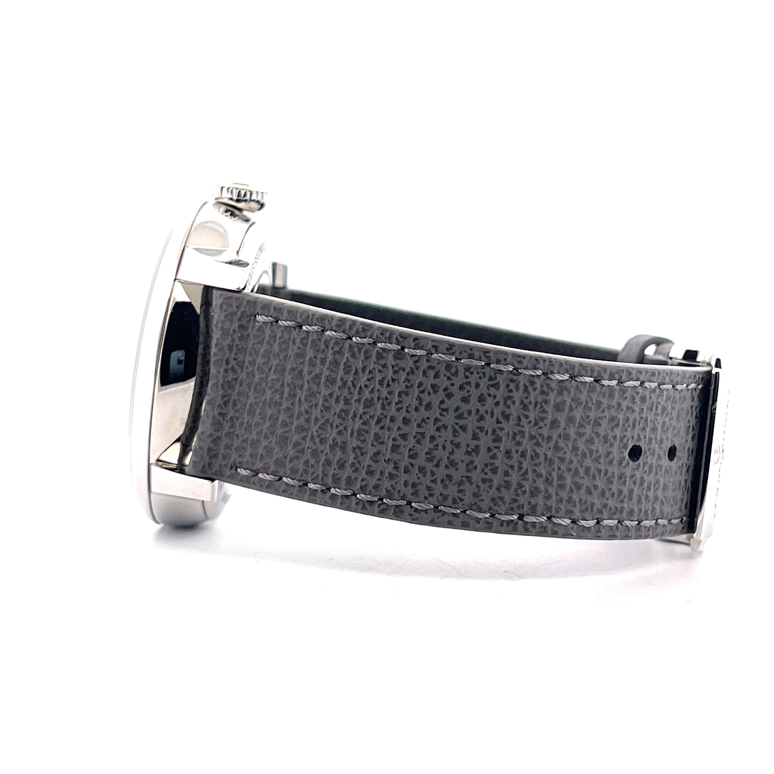 Seitenansicht einer Louis Erard x Kudoke Uhr mit grauem Lederarmband vor weißem Hintergrund