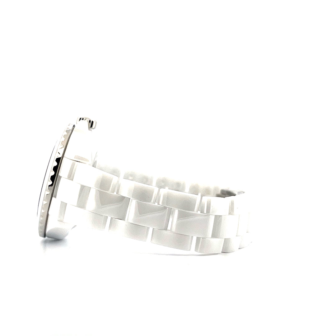 Seitenansicht einer neuen Chanel J12 33mm Keramikuhr mit weißem Keramikarmband