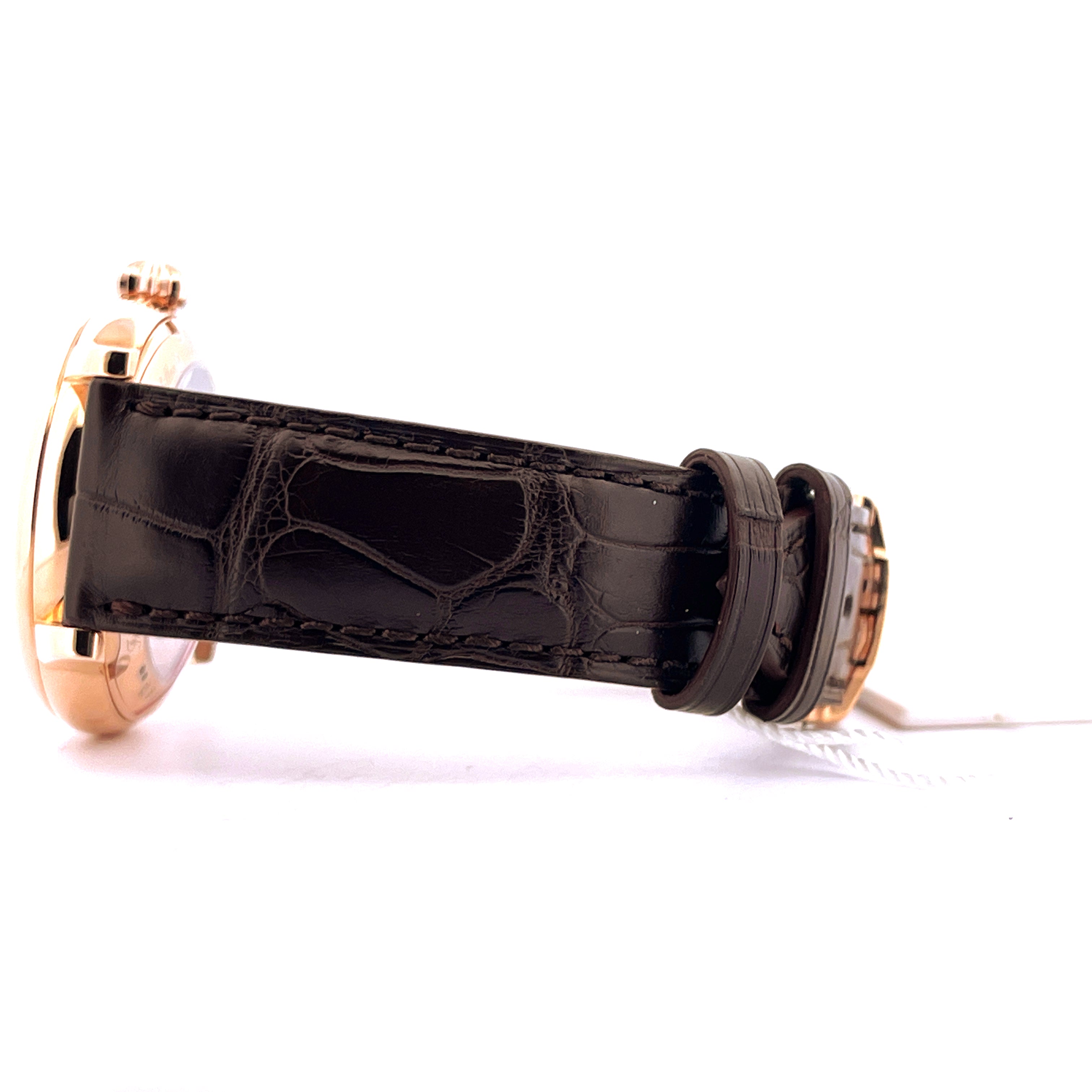 Seitenansicht eines Frederique Constant Manufacture Classic Tourbillon mit braunem Krokolederarmband