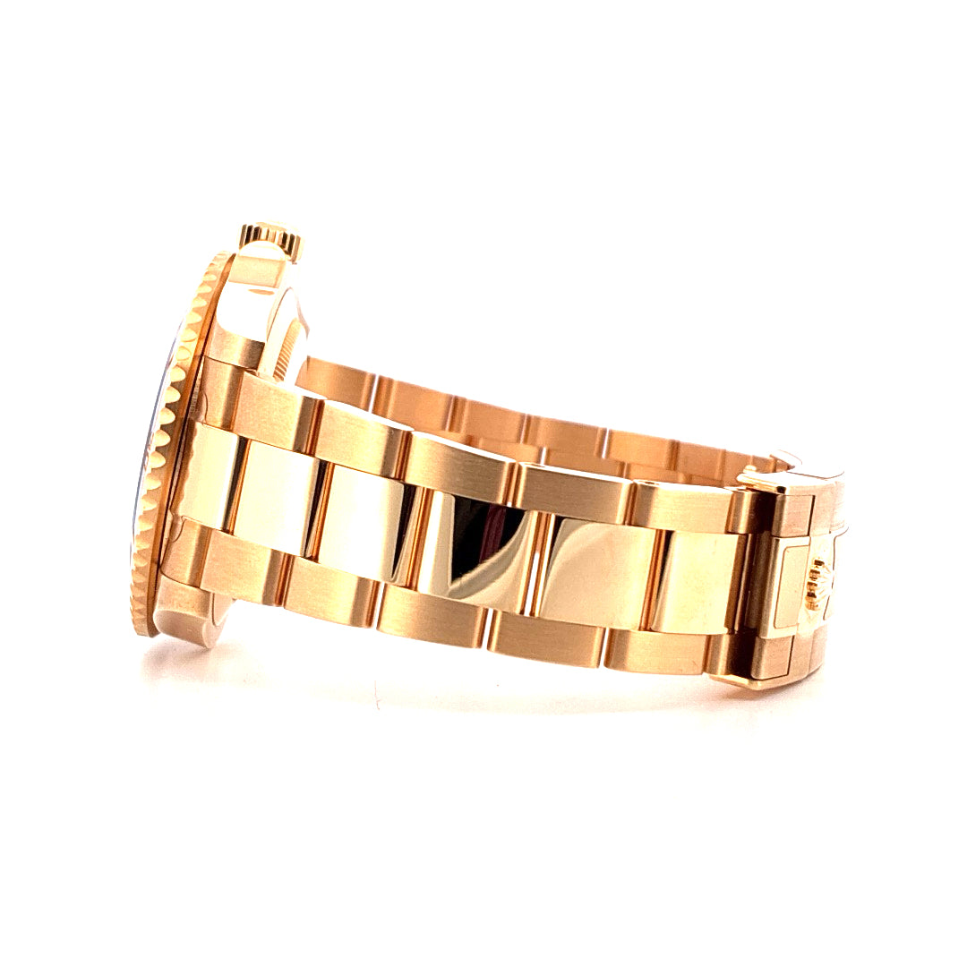 Rolex Submariner Date aus Gelbgold in Seitenansicht auf weißem Hintergrund
