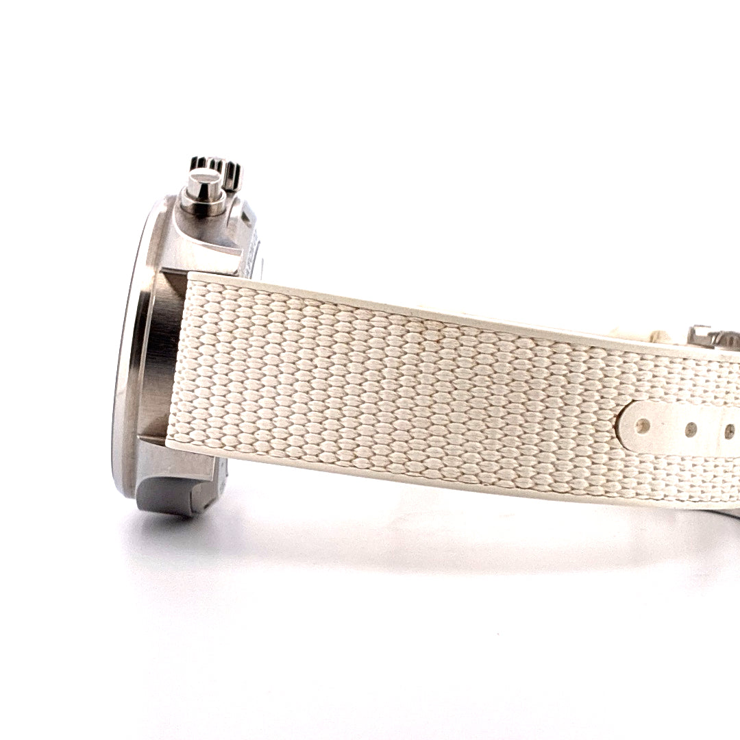 Seitenansicht einer IWC Pilot´s Watch Chronograph mit weißem Textilarmband vor weißem Hintergrund