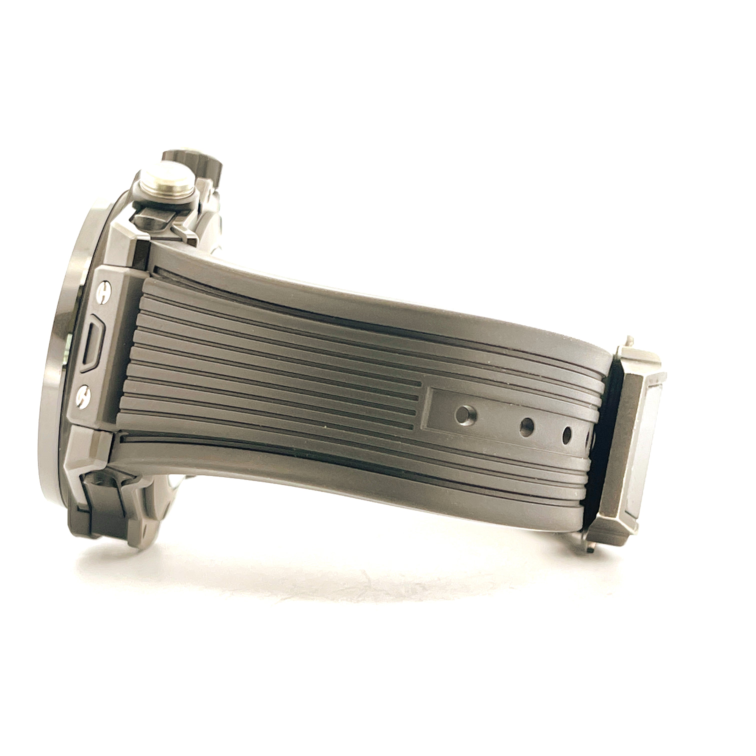 Hublot Big Bang Unico Keramik im Profil mit Kautschukarmband auf weißem Hintergrund