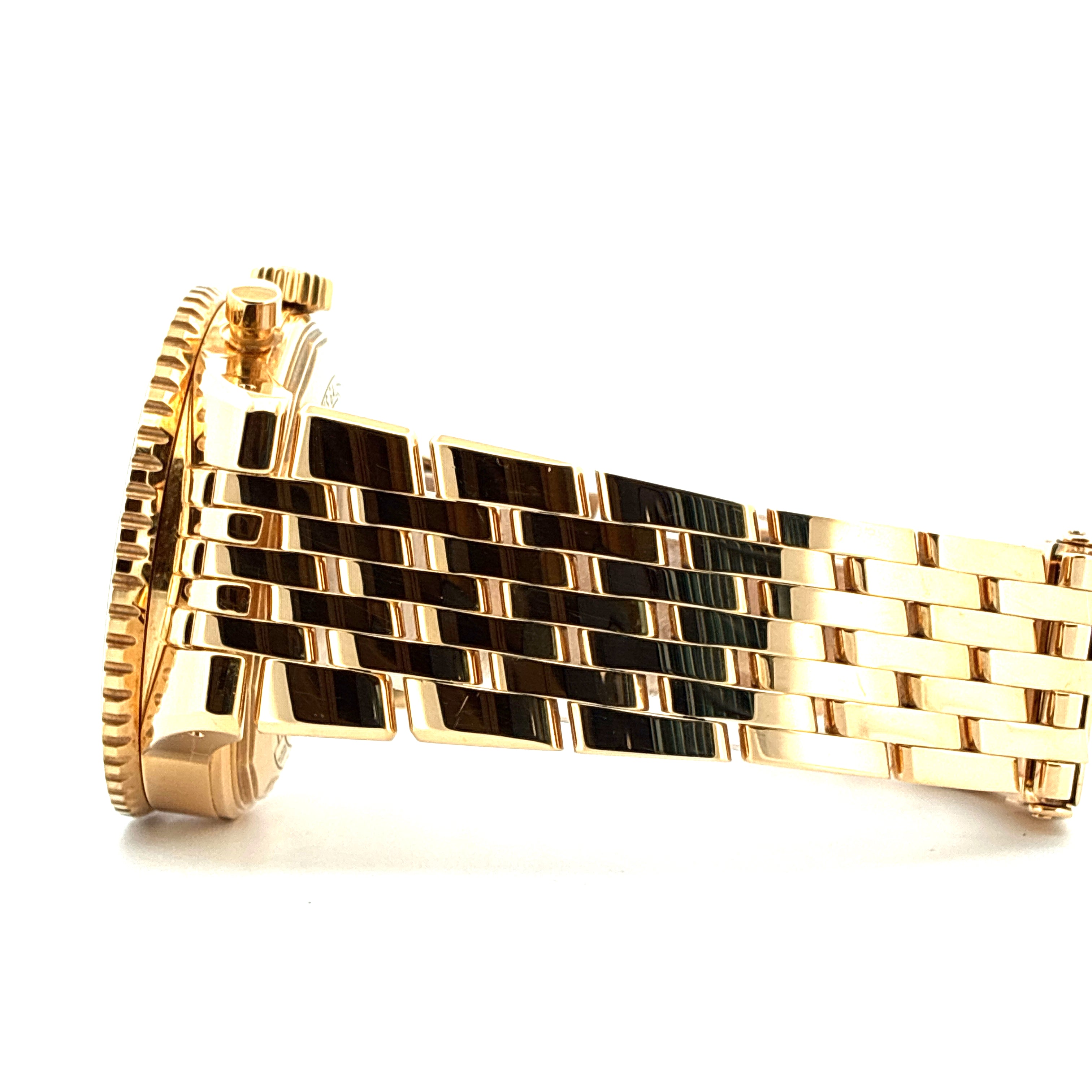 Seitenansicht eines Breitling Navitimer Heritage Armbands aus Gelbgold mit polierten Glieder