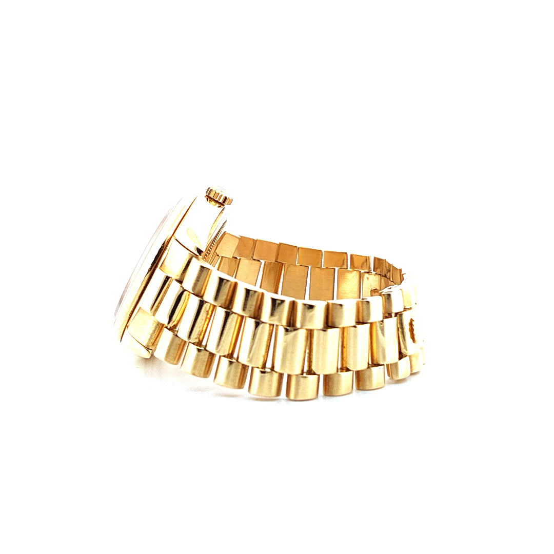 Seitenansicht einer Rolex Day-Date 36mm aus Gelbgold mit einem Oyster-Armband auf weissem Hintergrund