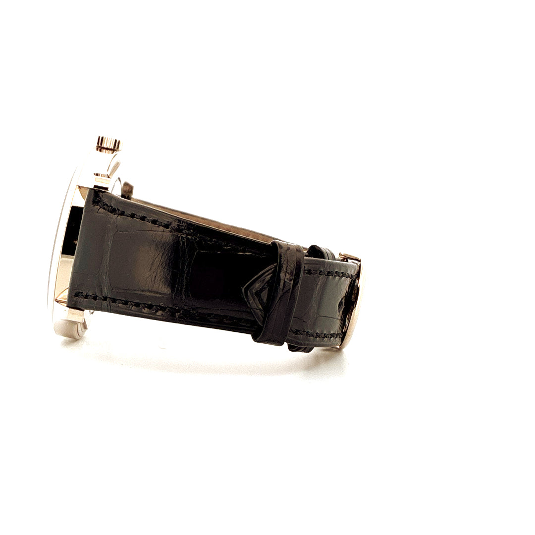 Seitenansicht einer Patek Philippe Calatrava 6006G-001 aus Weißgold mit schwarzem Krokodillederarmband